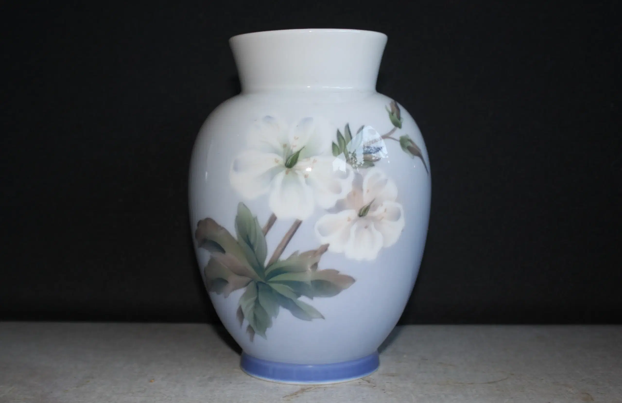 Vase med julerose fra Royal Copenhagen