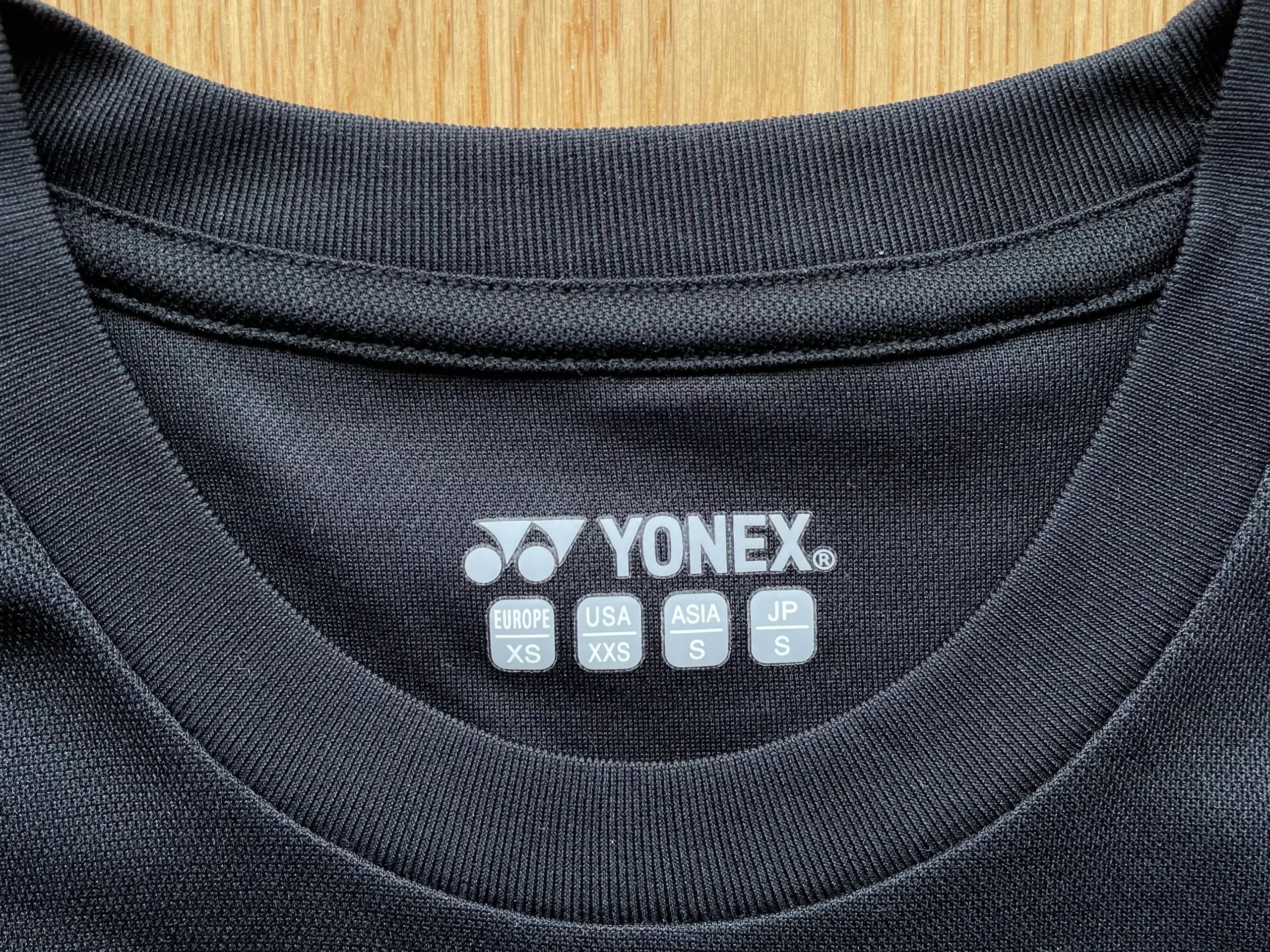 Yonex sort bluse