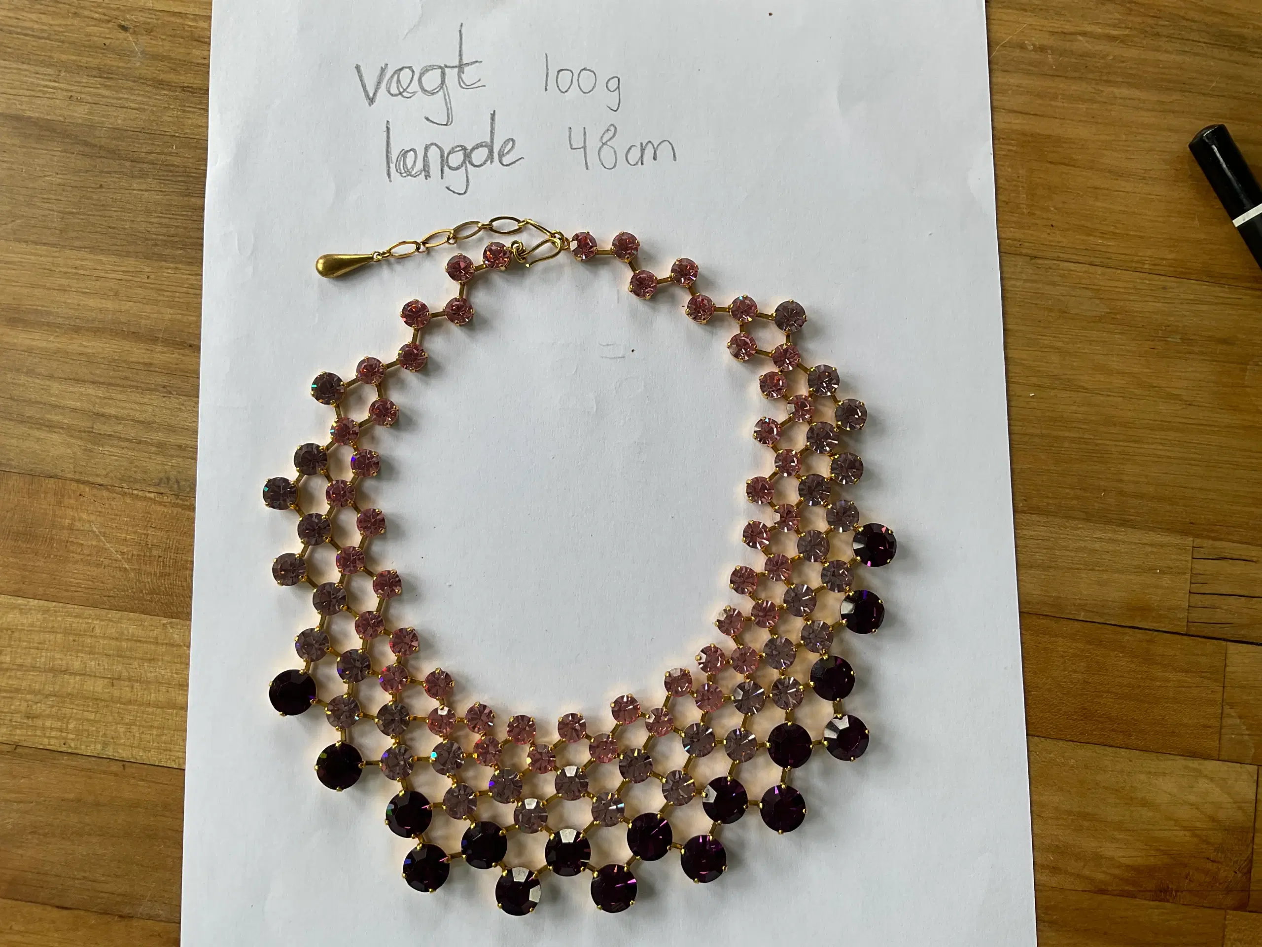 Funklende smuk halskæde i lyserøde og lilla perler