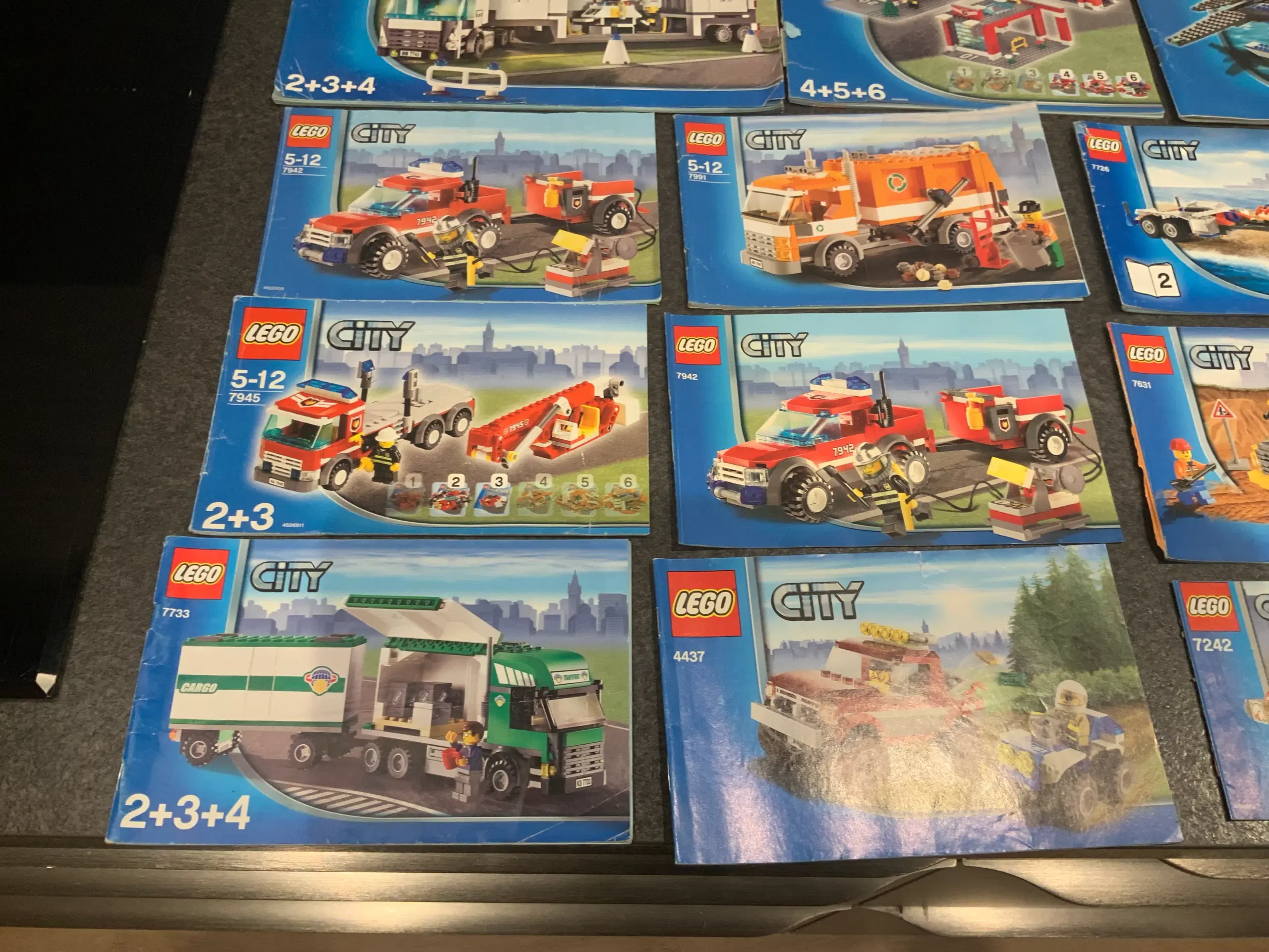 24 ældre lego manualer