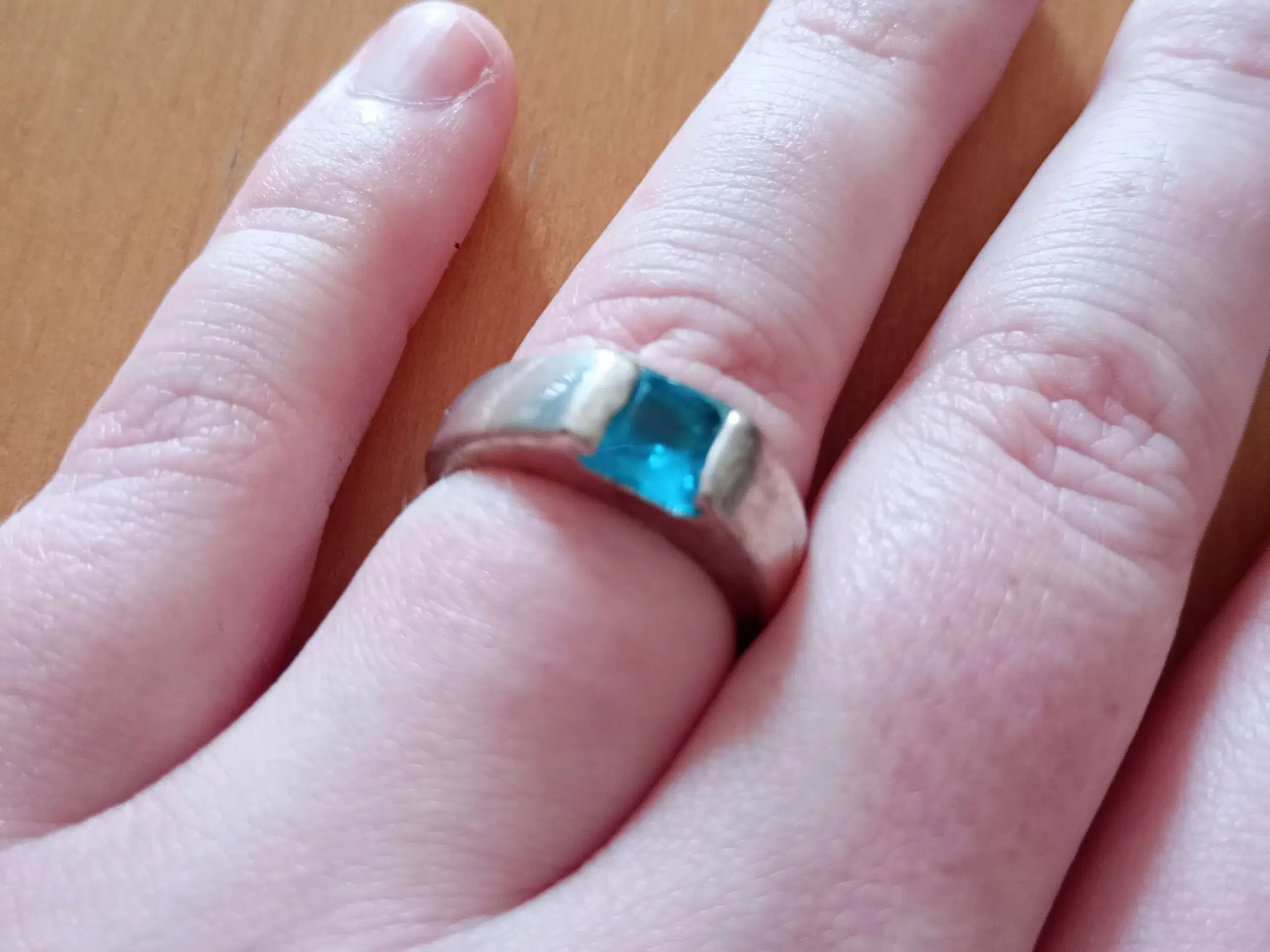 Fingerring med blå sten