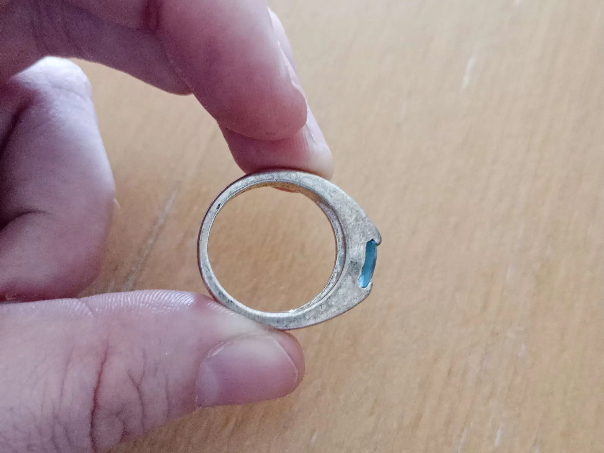 Fingerring med blå sten