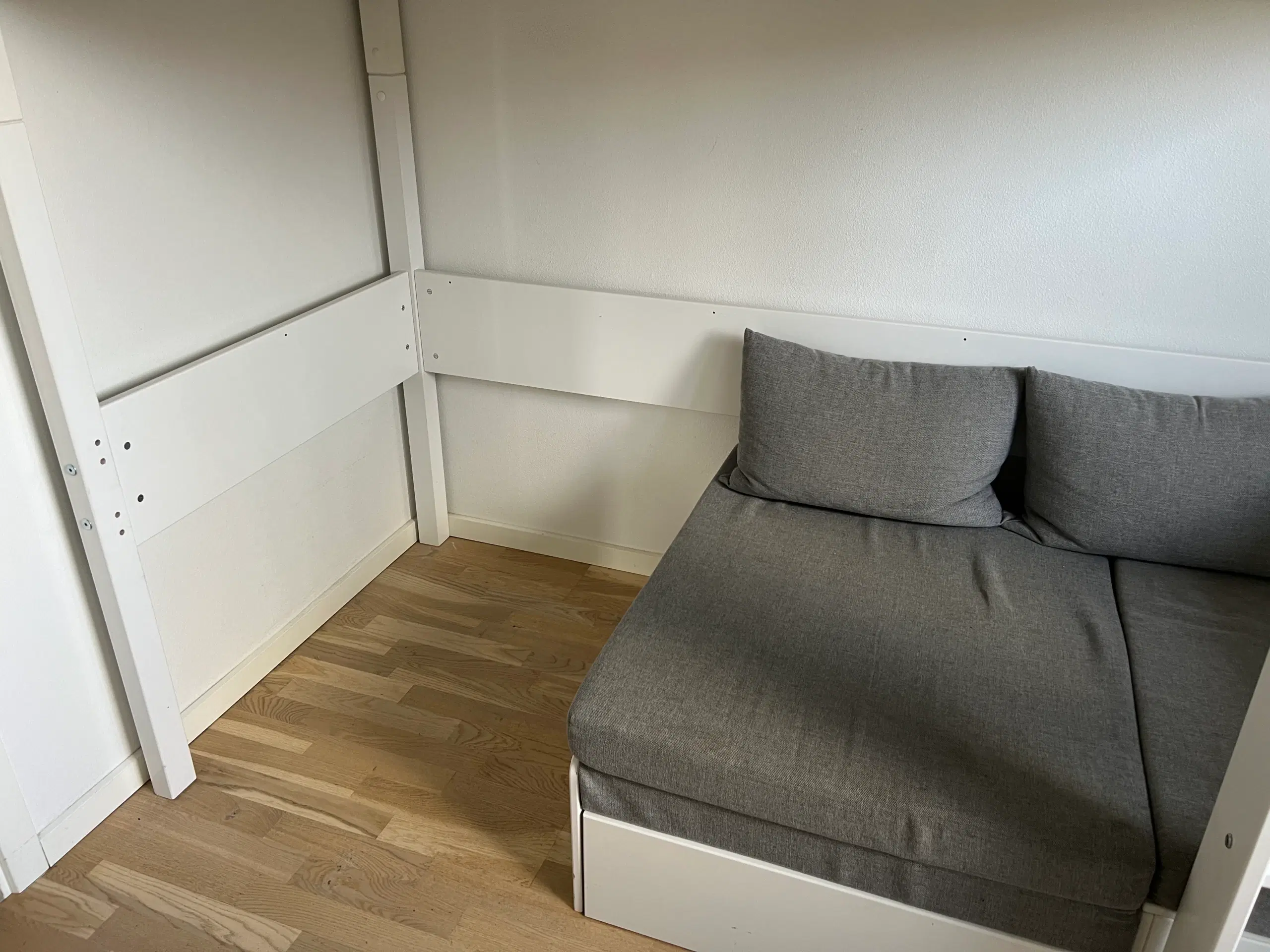 FLEXA WHITE højseng med indbygget sofa