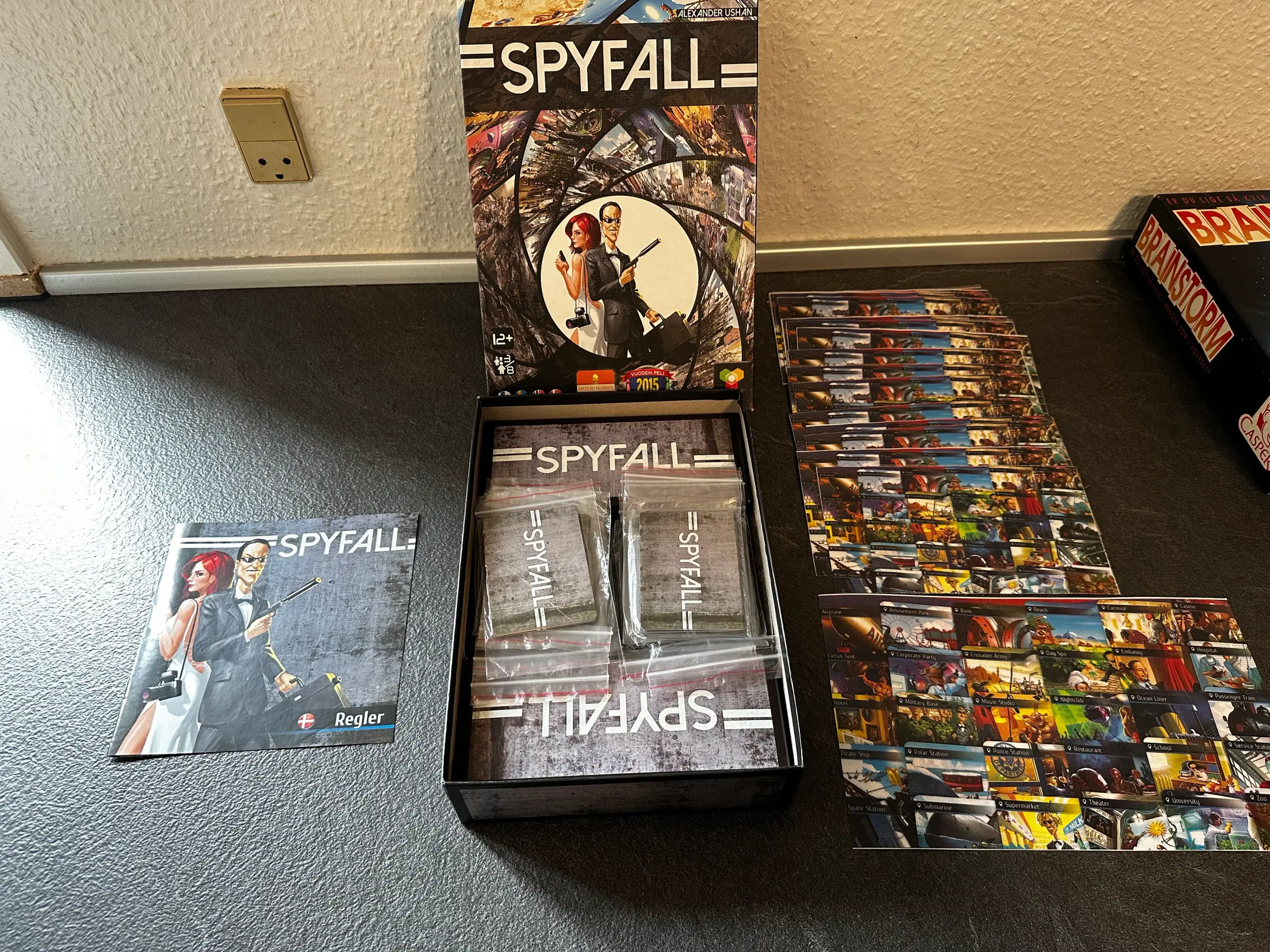 Spyfall med laminerede emnekort