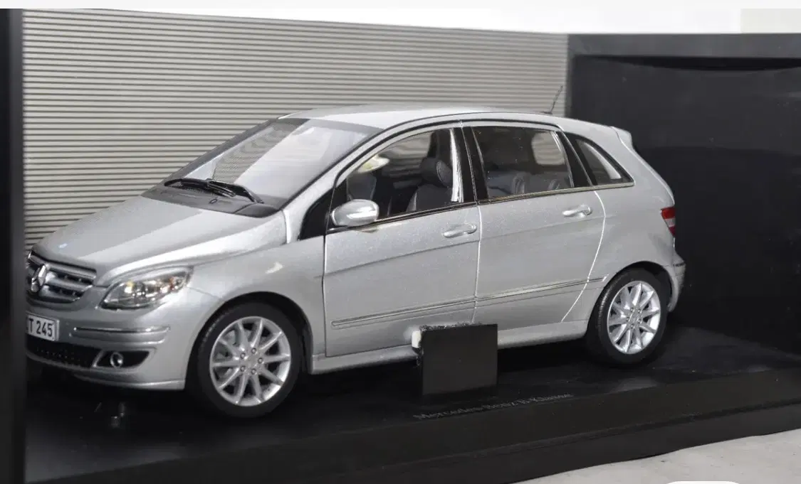 1:18 Mercedes B-Class W245