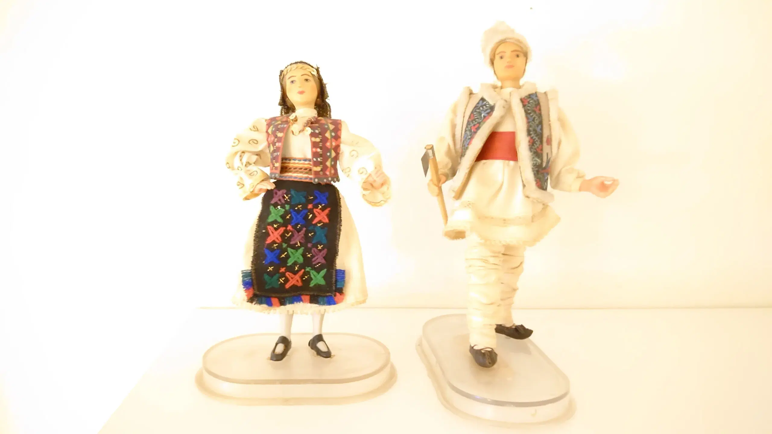 2 vintage figurer (Arta Chrisana) i egnsdragter