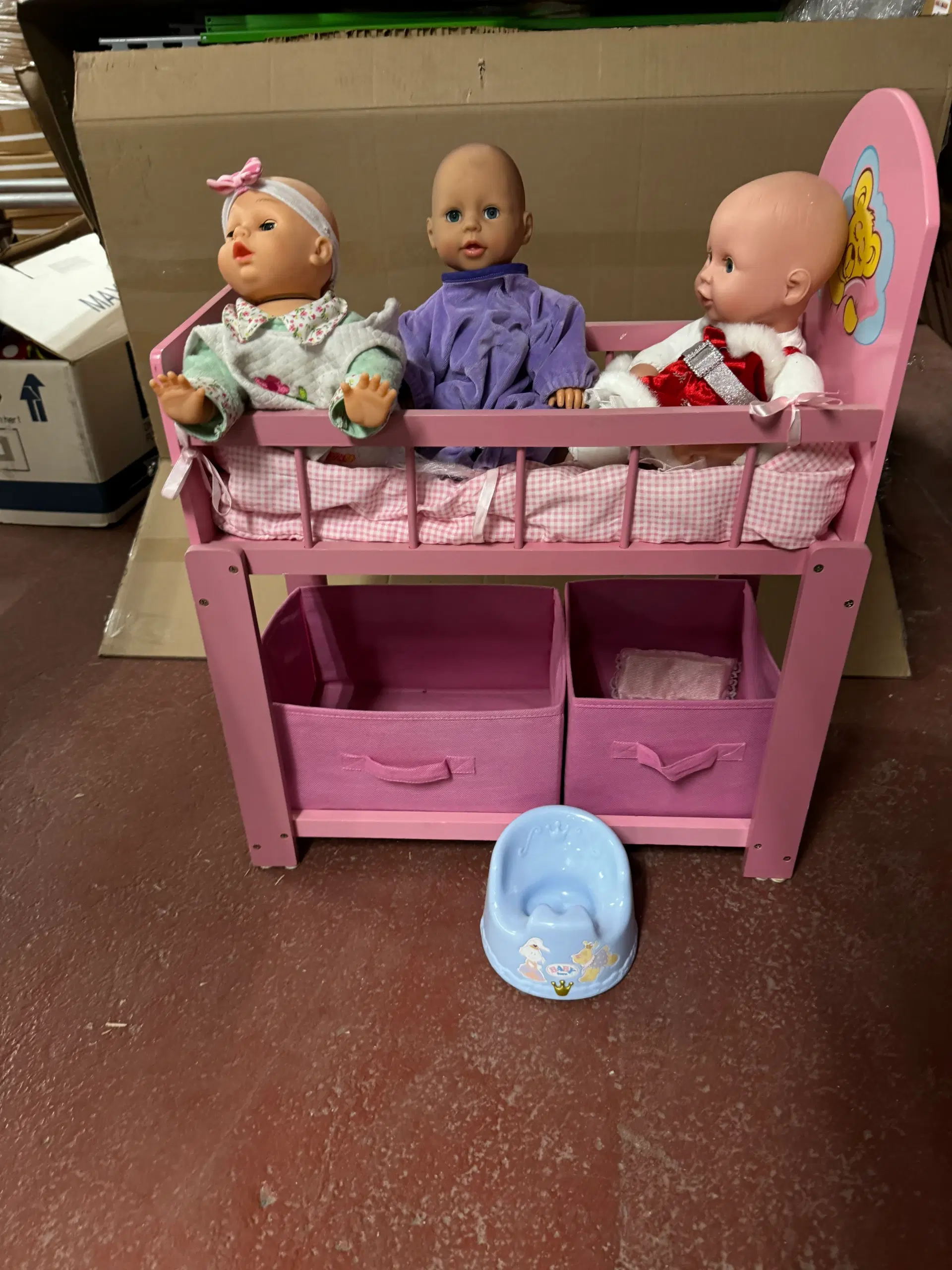 Børne seng med tre dukker og potte