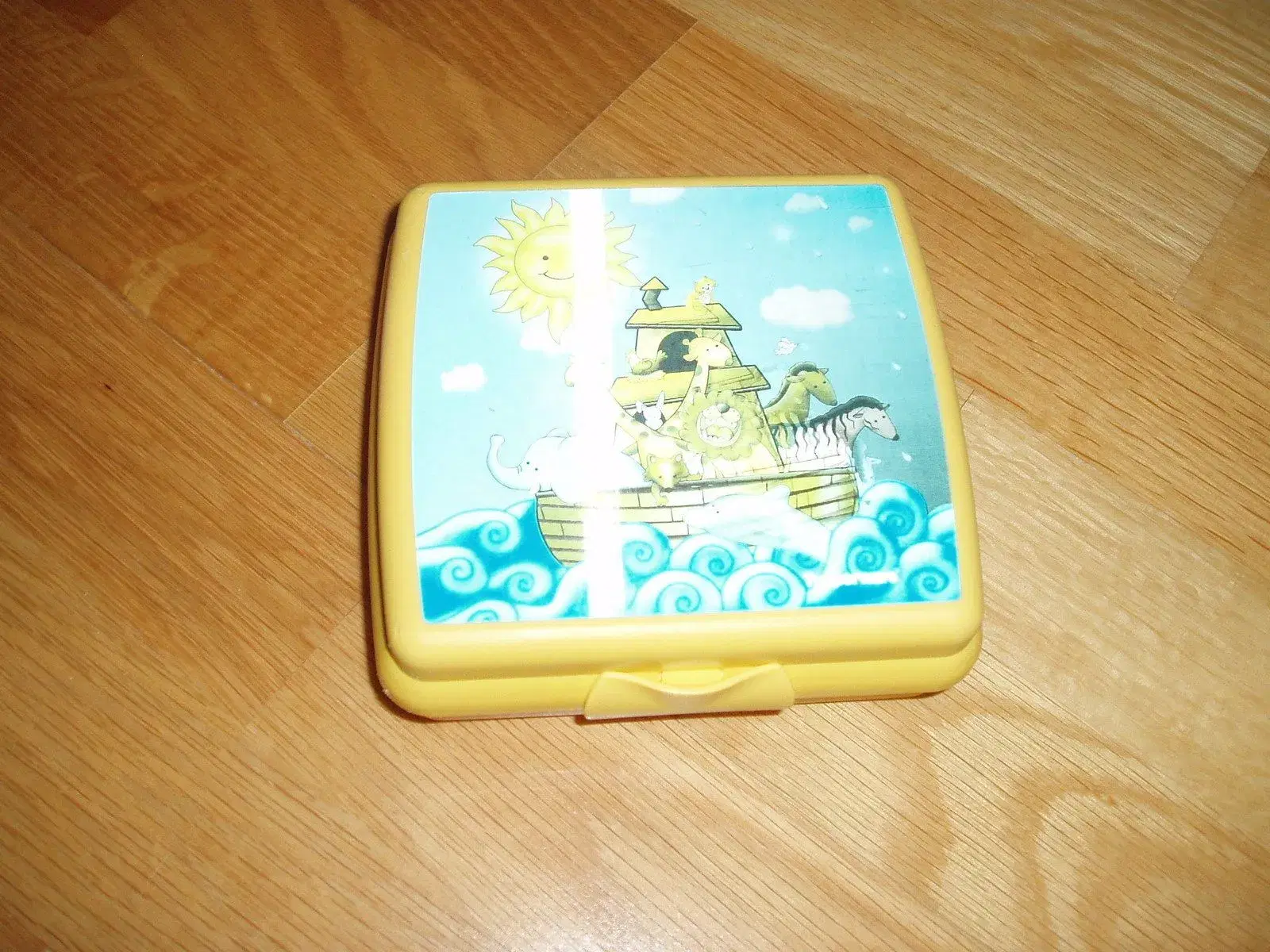 Tupperware sandwich box