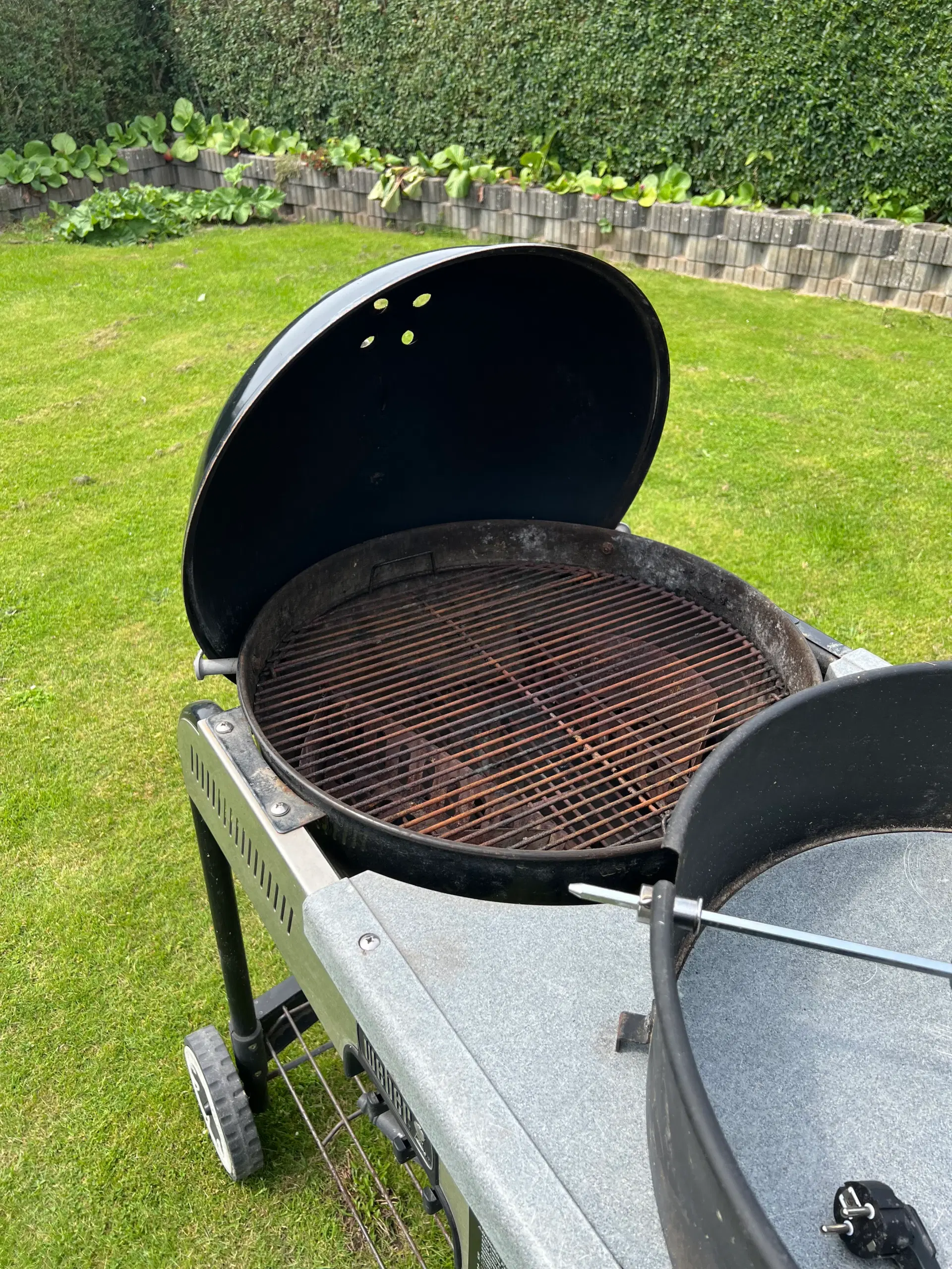 Weber kuglegrill med bord