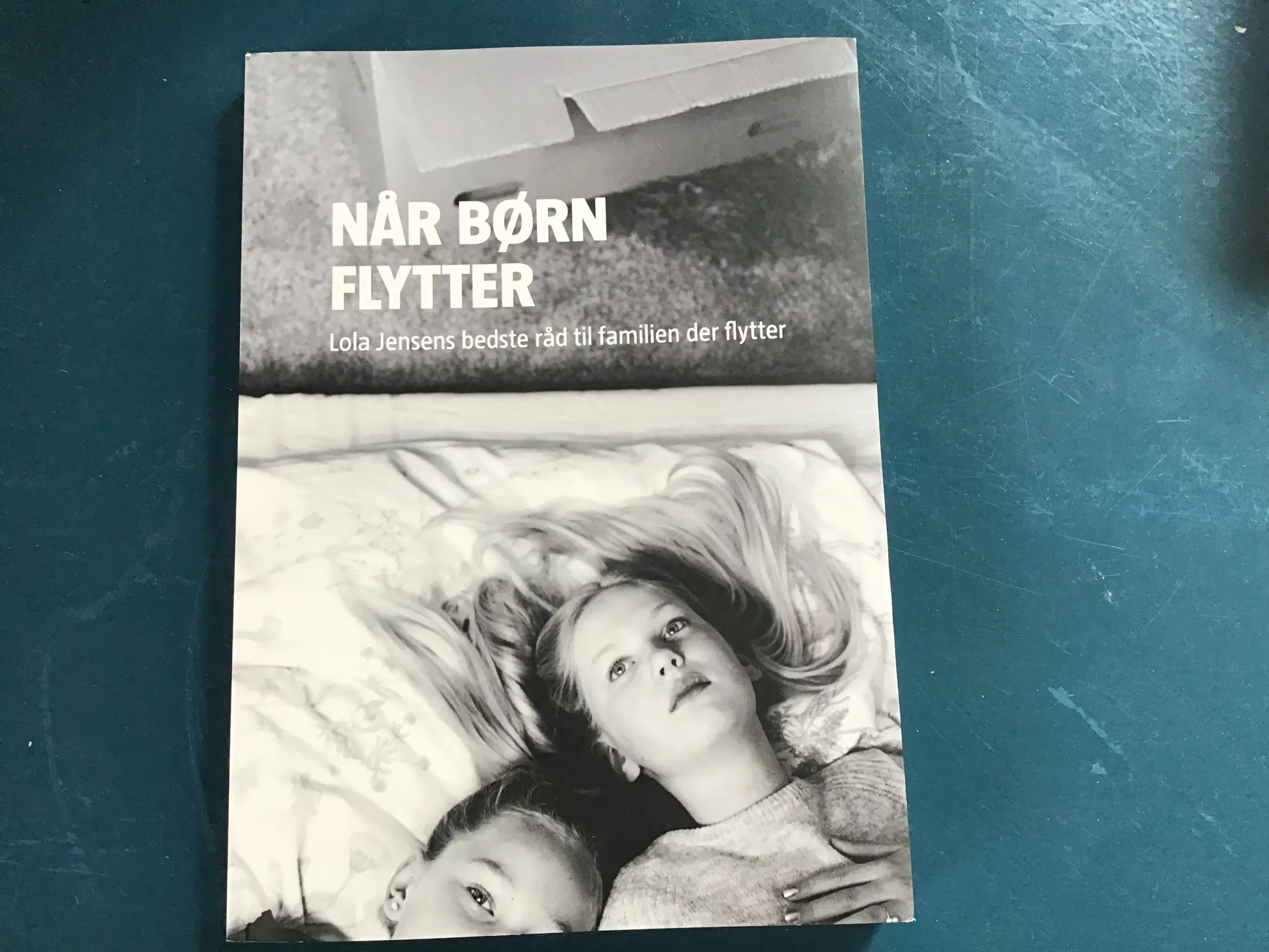 Lola Jensen bog når børn flytter