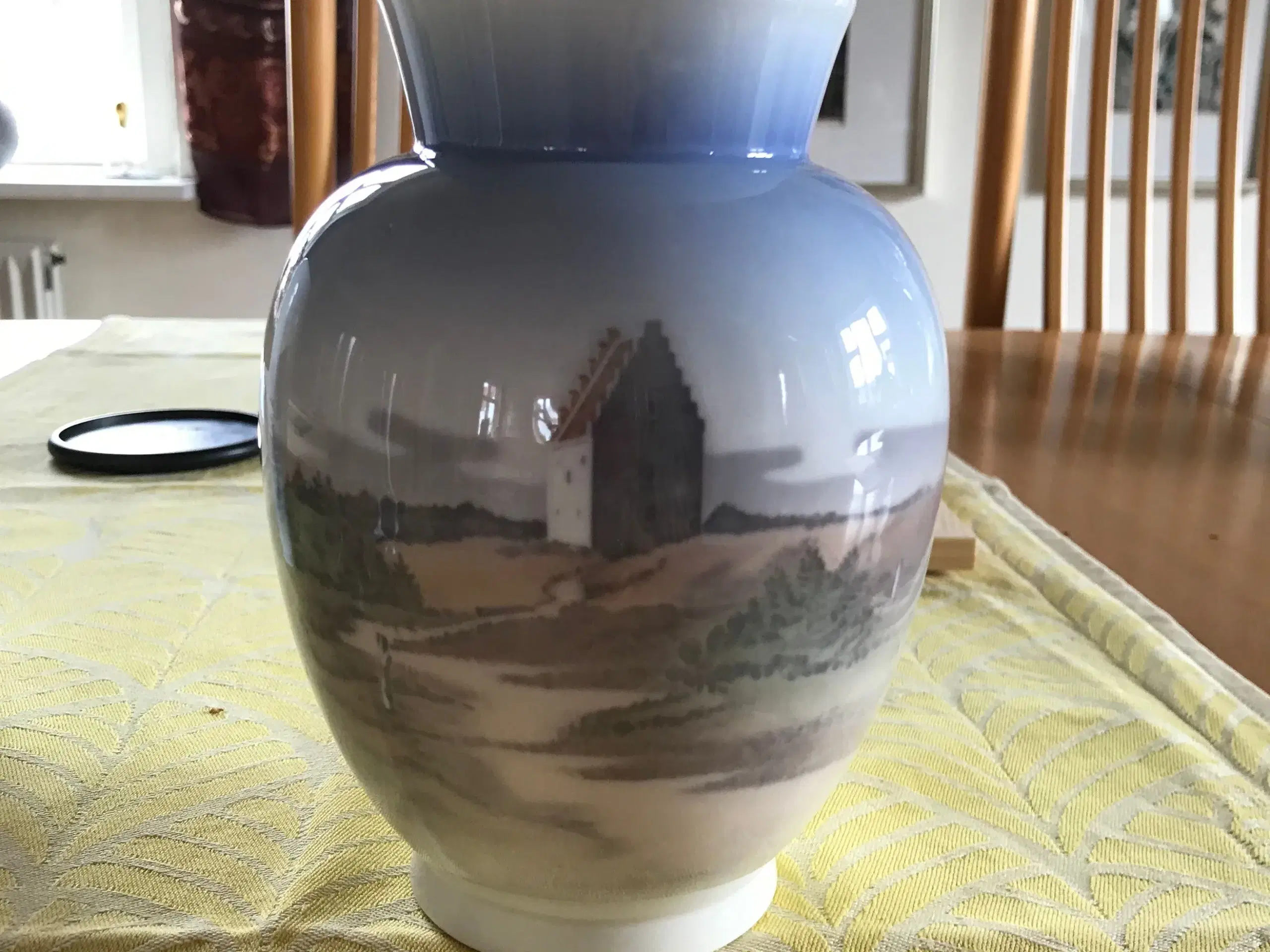 Royal Copenhagen vase med Den tilsandede Kirke