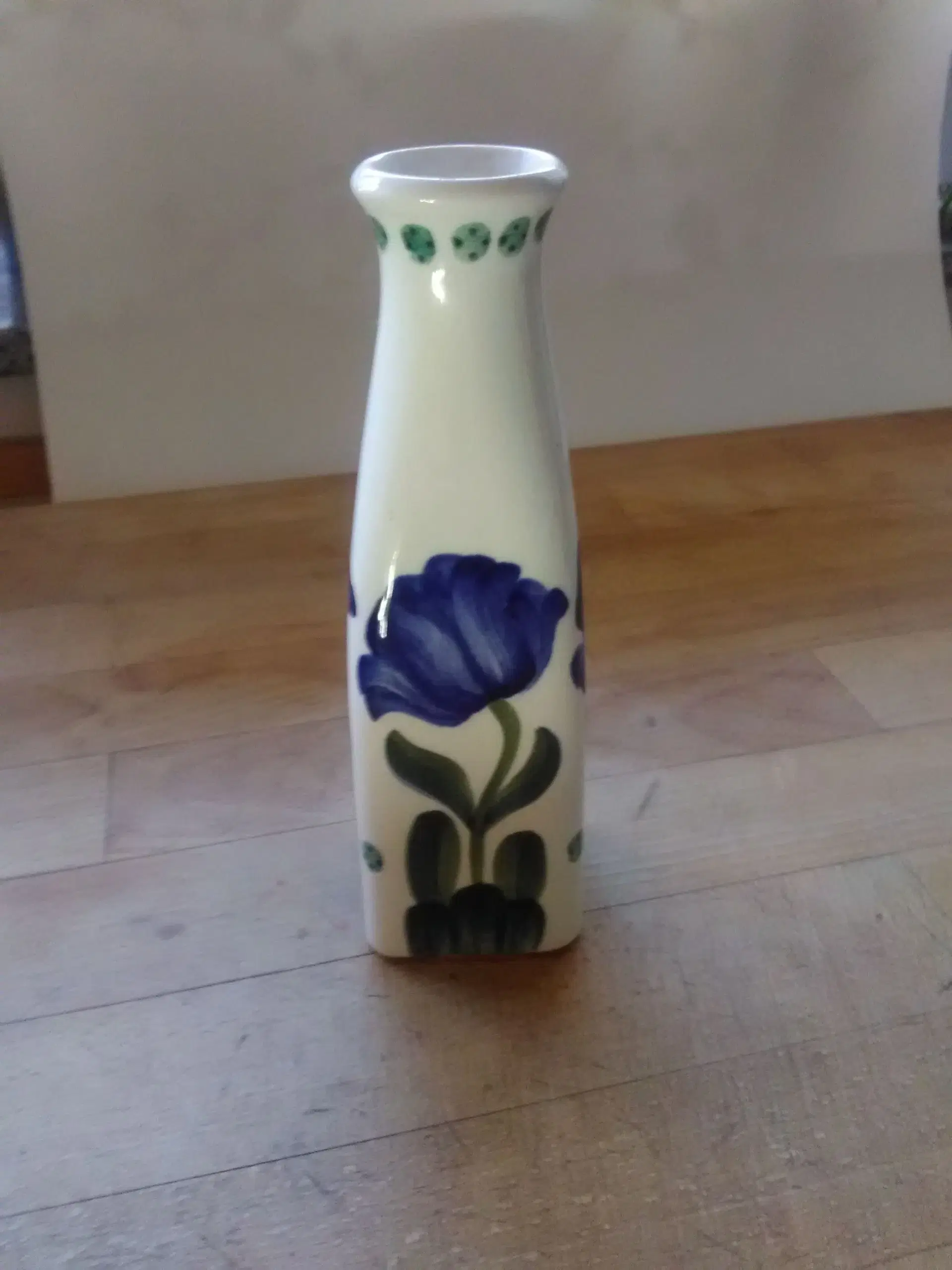 A Vase med blå tulipan