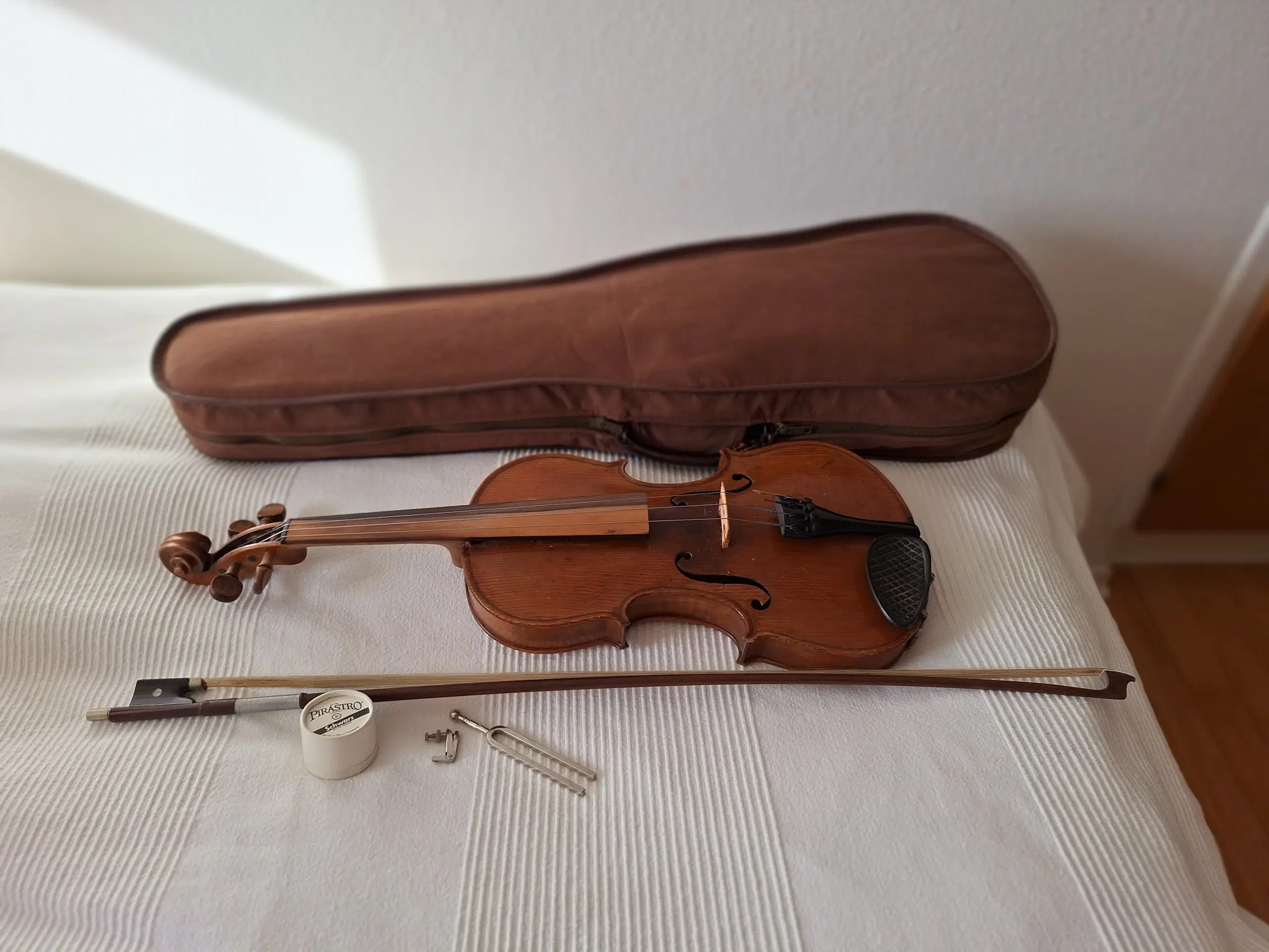 Violin med bue og kasse