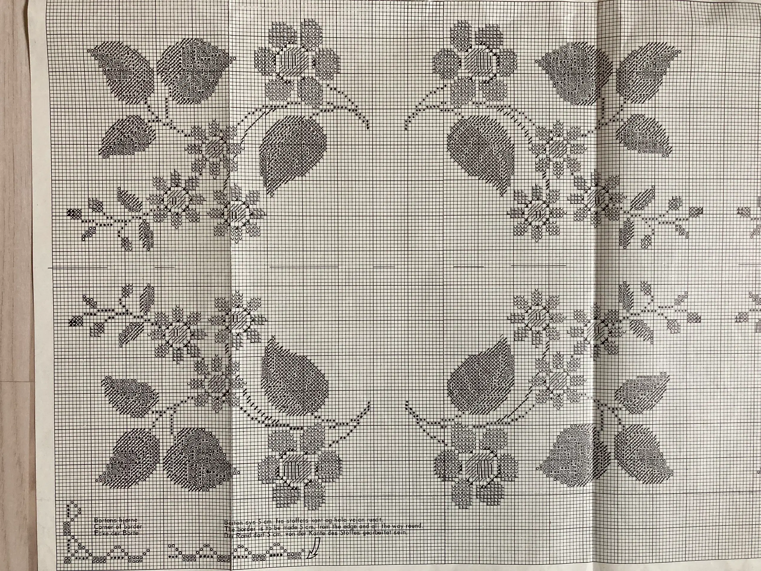 Permin mønster nr 56-1008: Dug med blomster