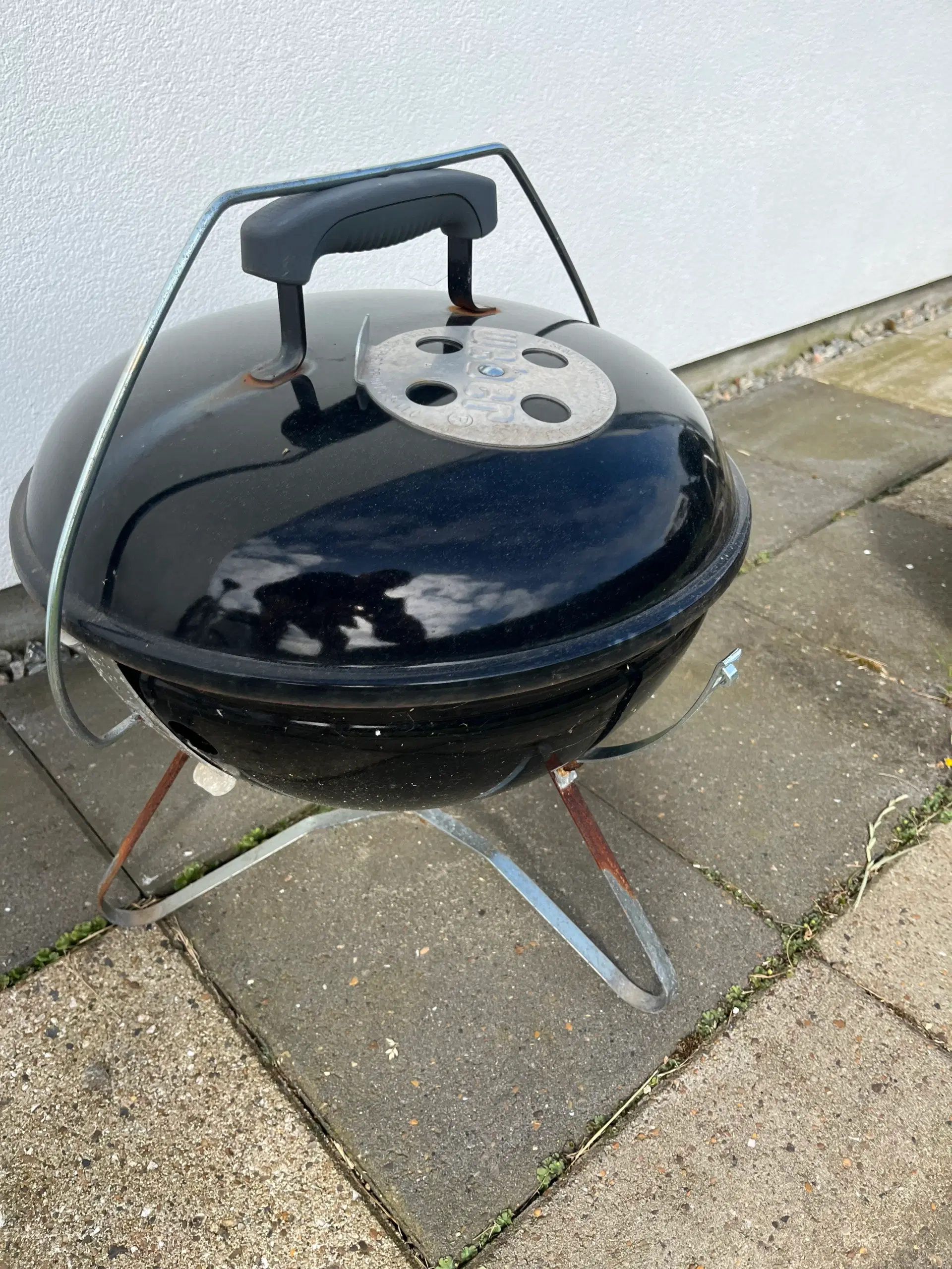 Weber Smokey Joy bordgrill kul gives væk