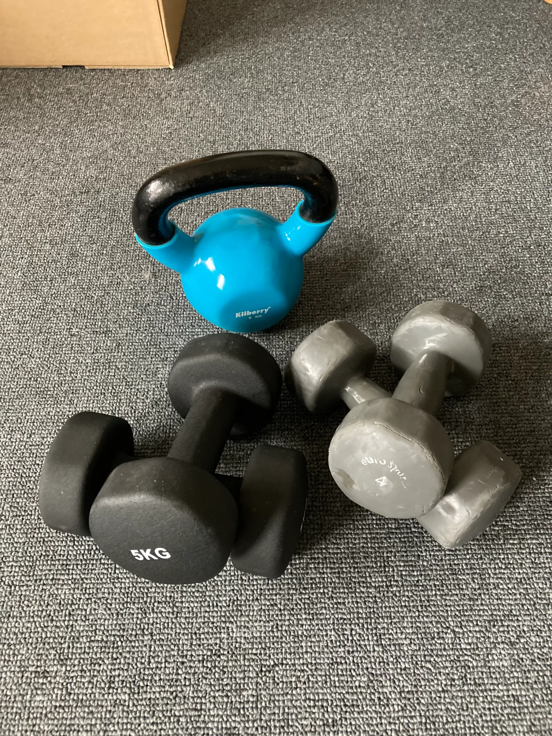 Kettlebell 8 kg og to sæt håndvægte