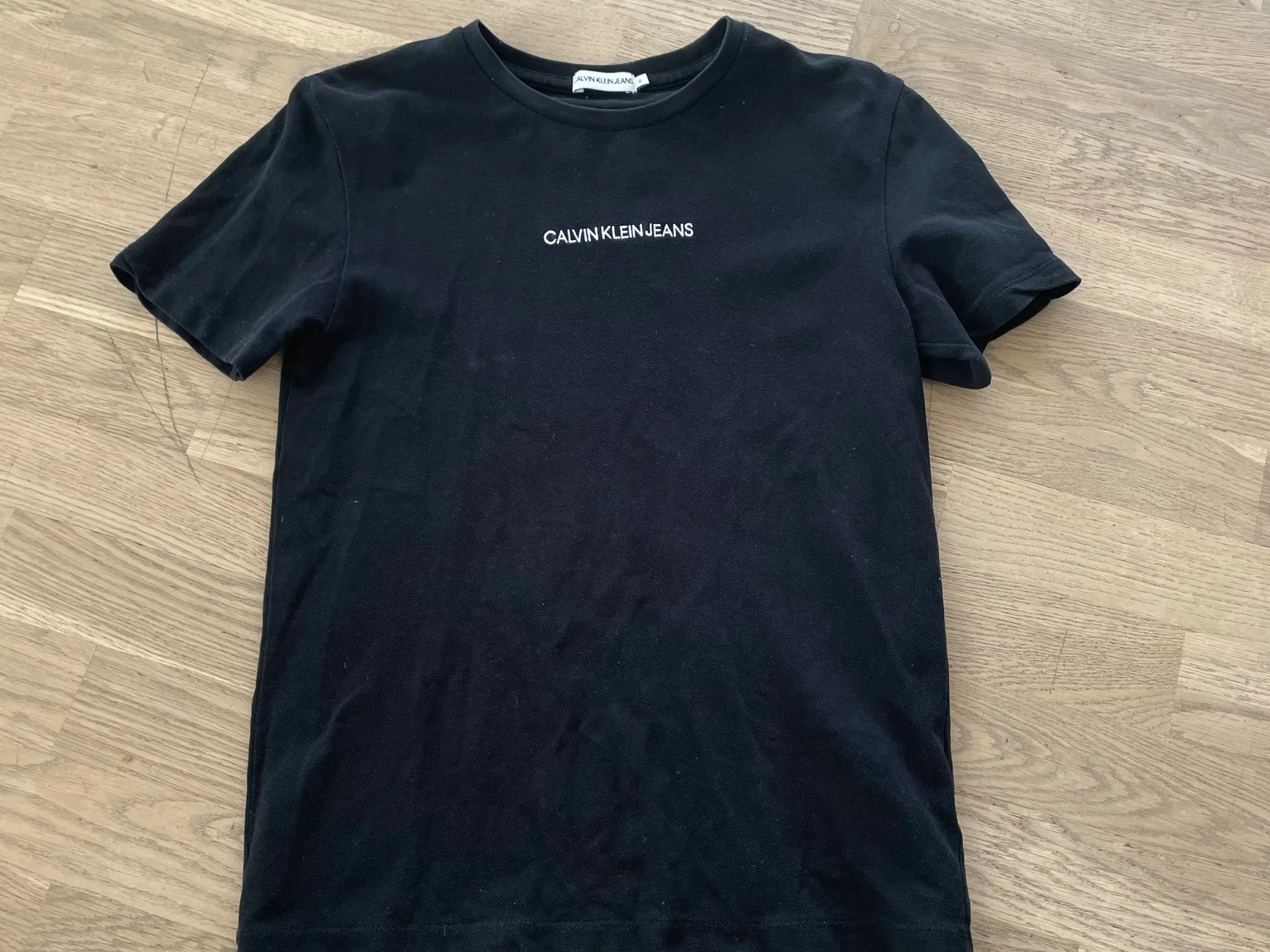 Sort t-shirt fra Calvin Klein str 12år