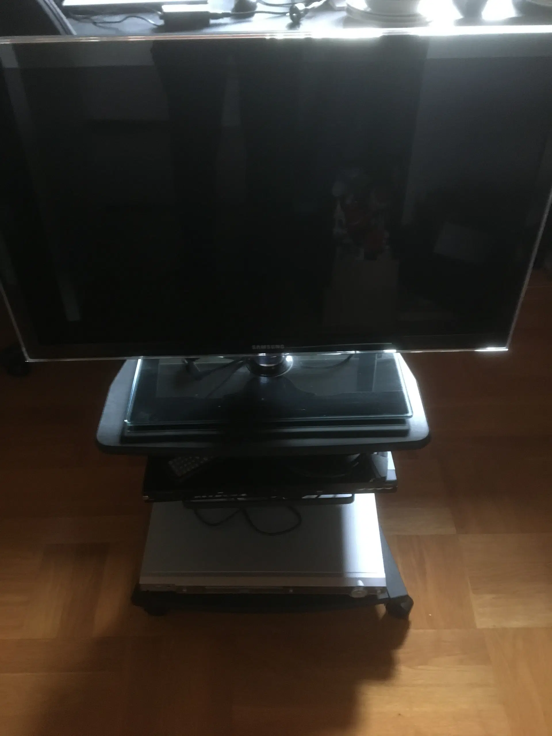 Samsung TV incl bord og DVD afspiller