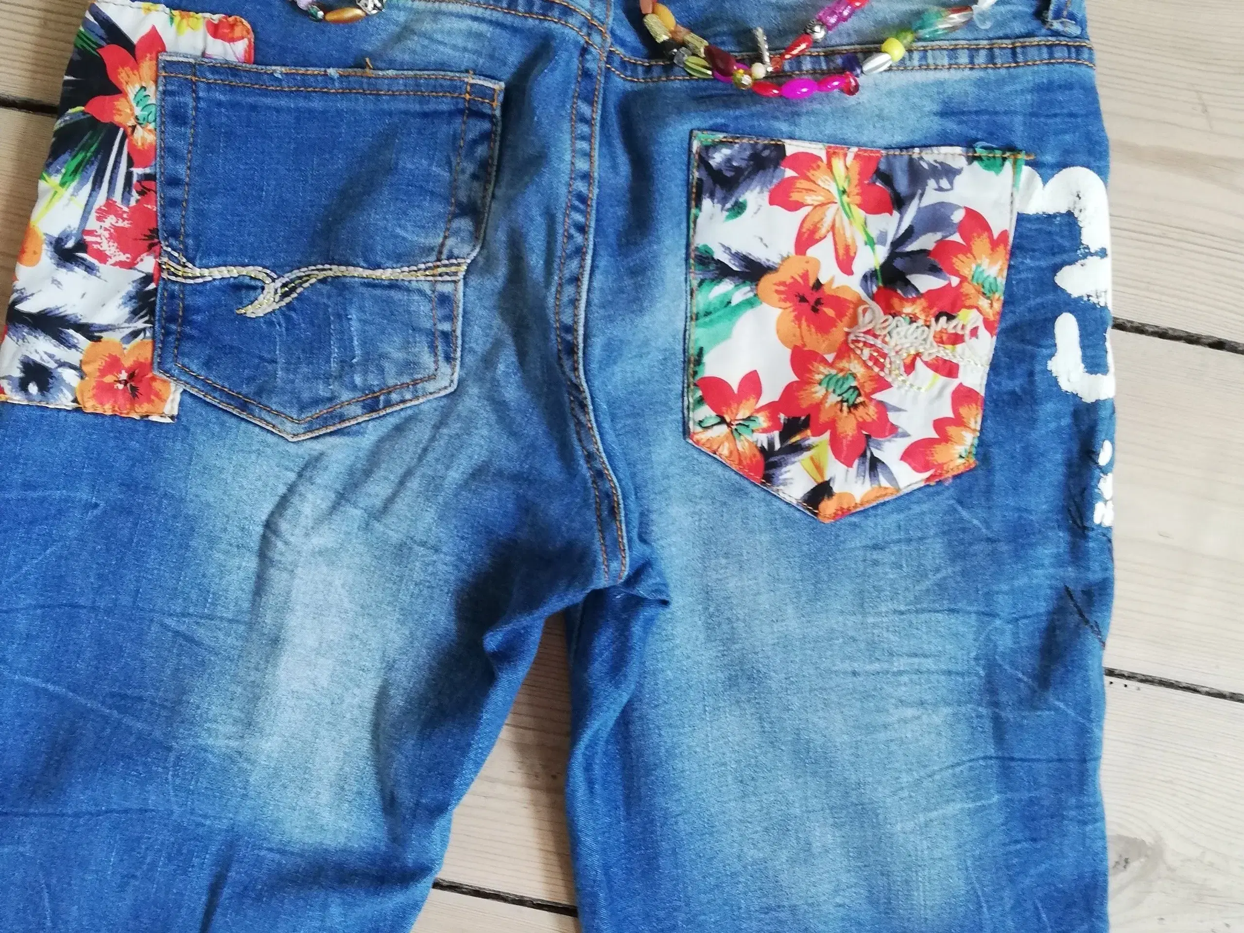 Jeans med  blomster