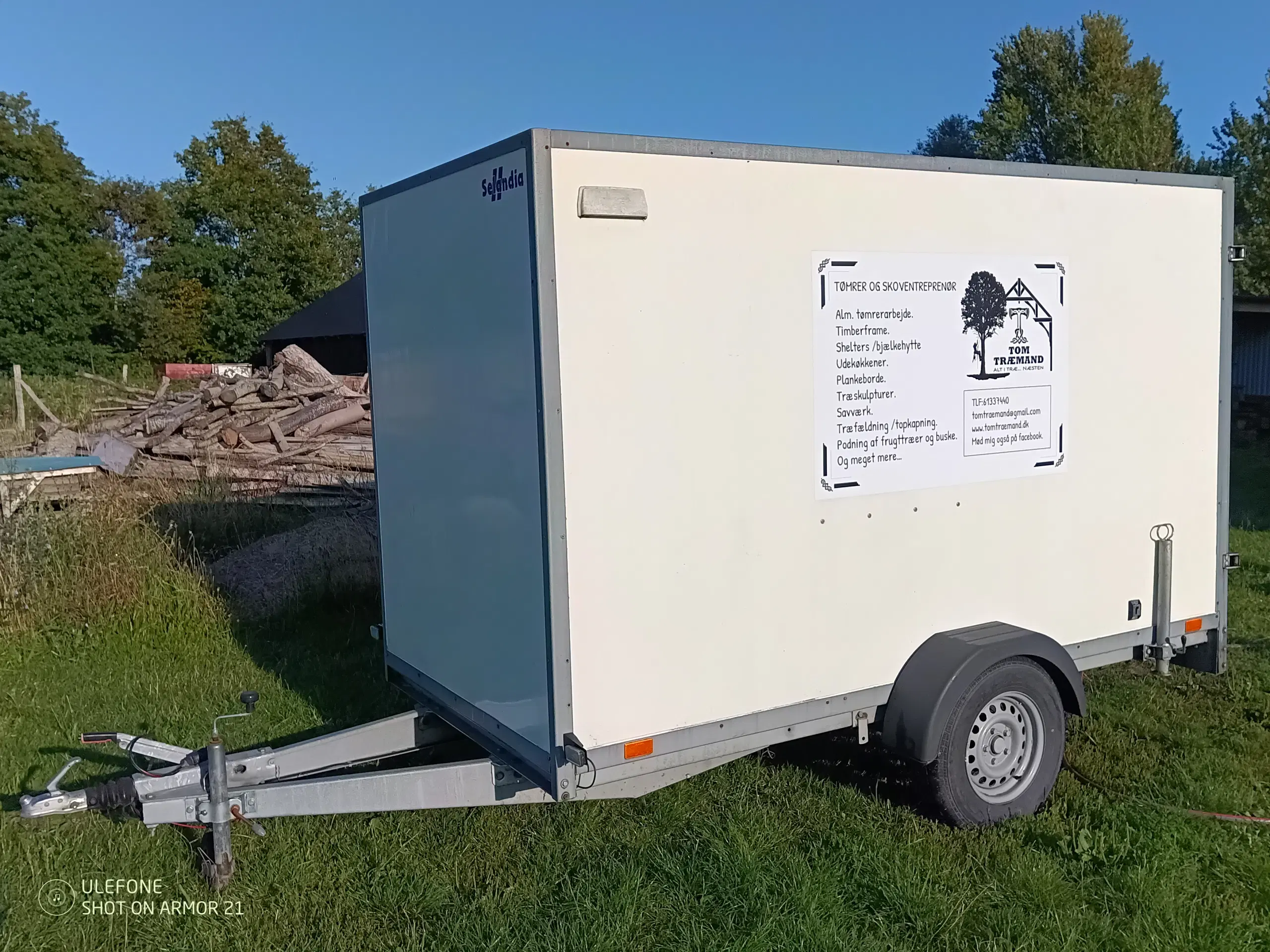 lukket trailer med hyller og arbejdsbord