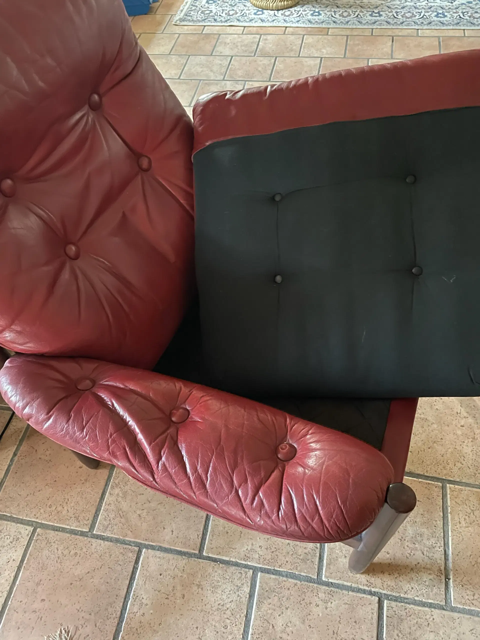 Sofa stol i mørkt træ og flot rødt læder