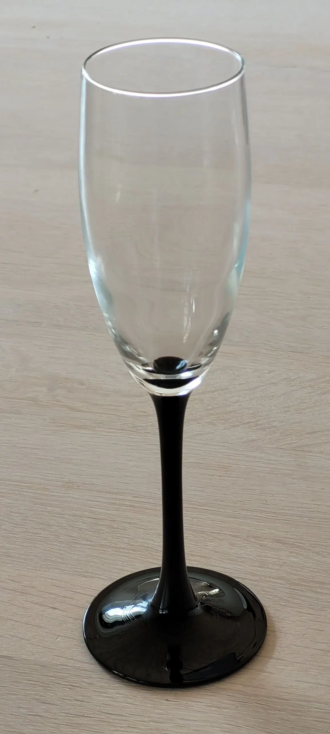 Glas med sort fod