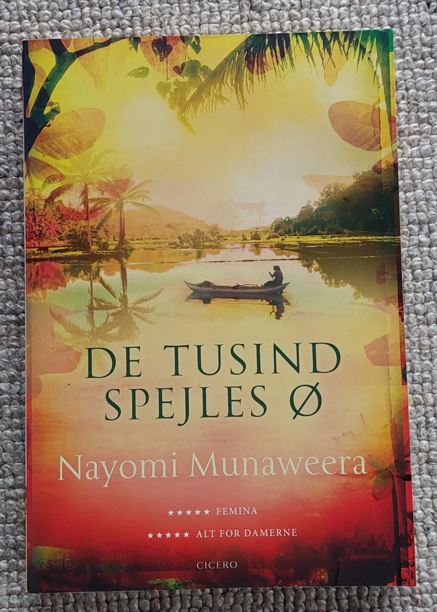 De tusind spejles ø af Nayomi Munaweera