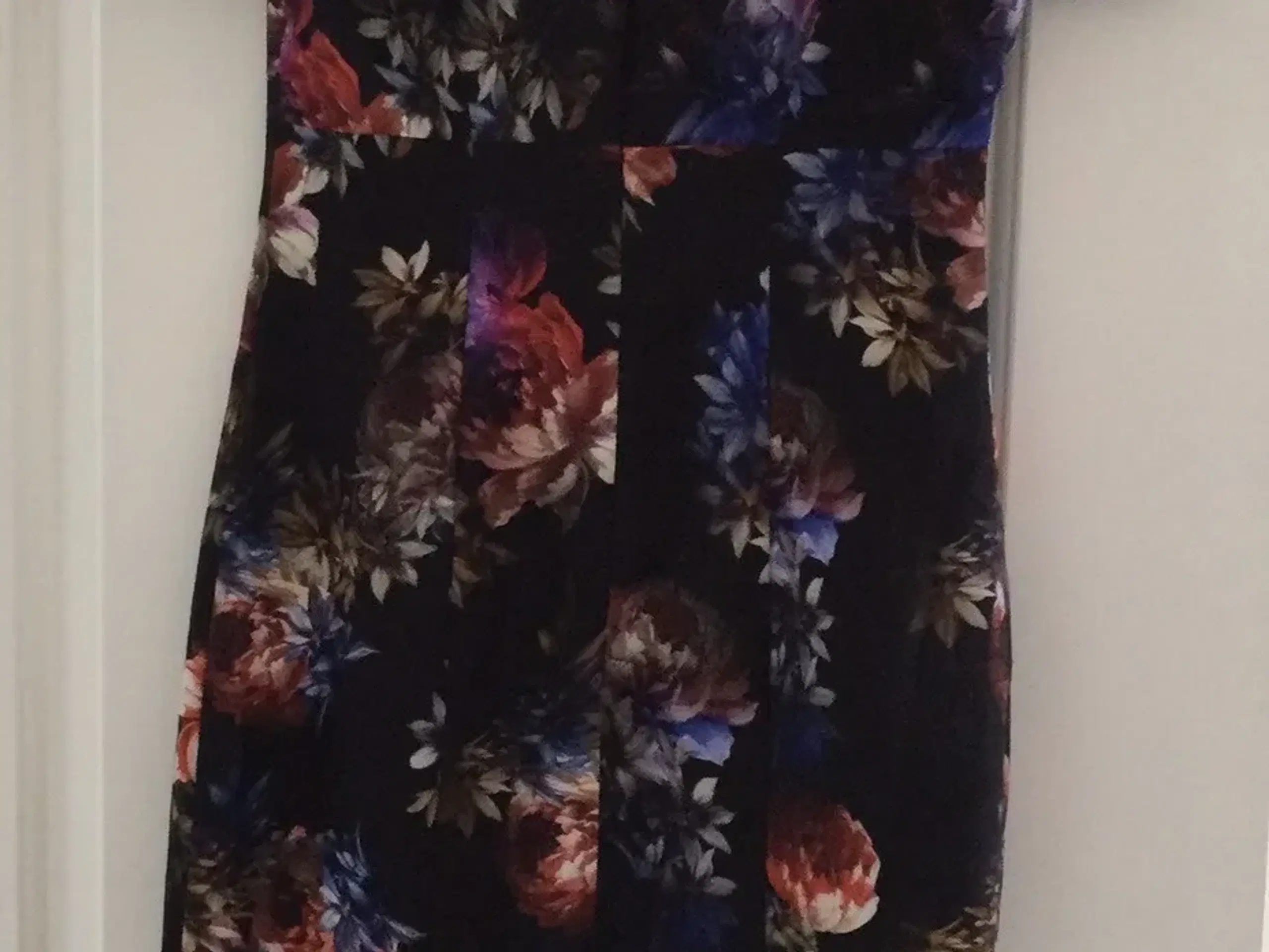 kjole med blomster fra Debenhams/størrelse 42