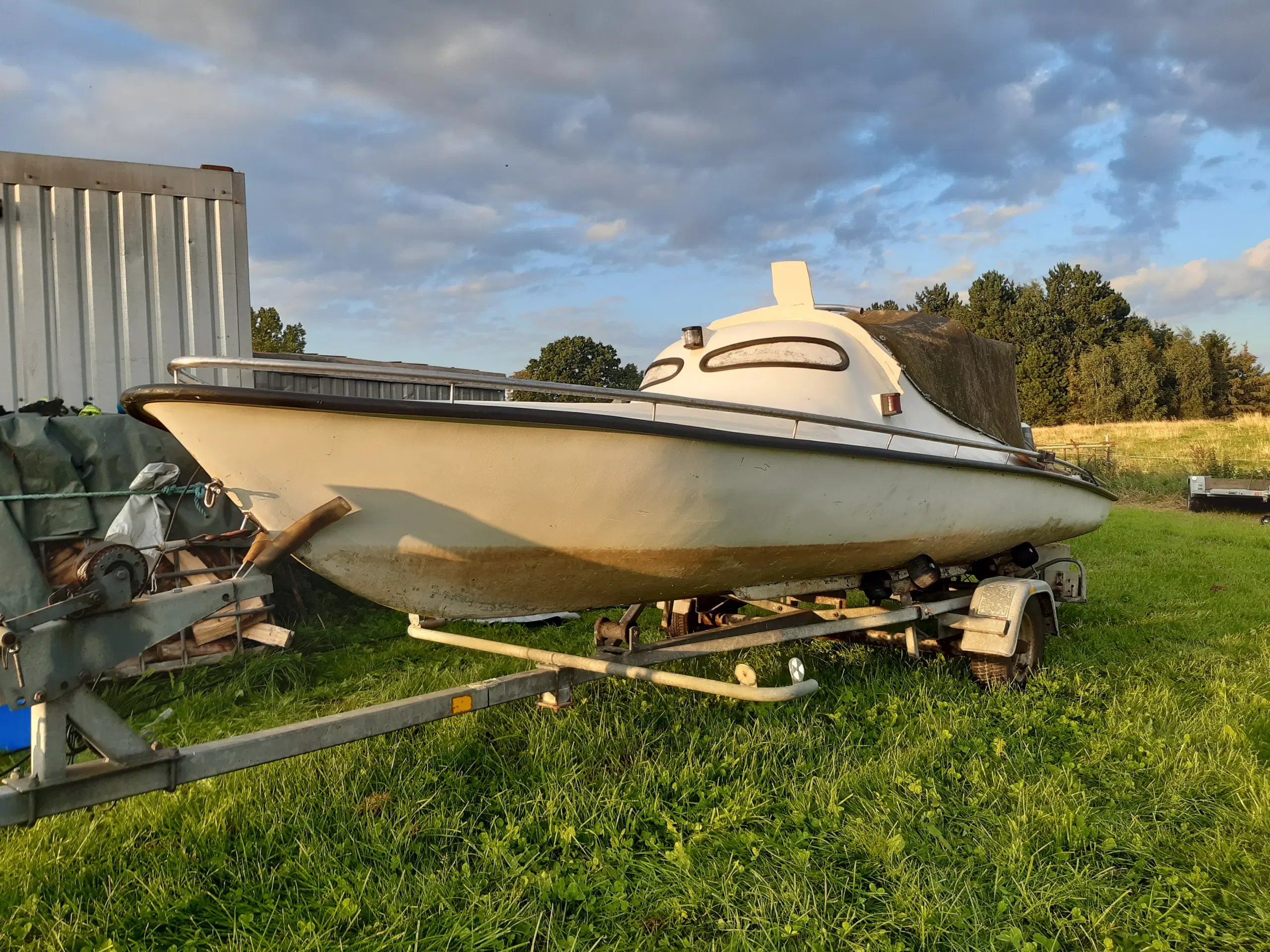 Mopa inkl Evinrude motor og Brenderup bådtrailer