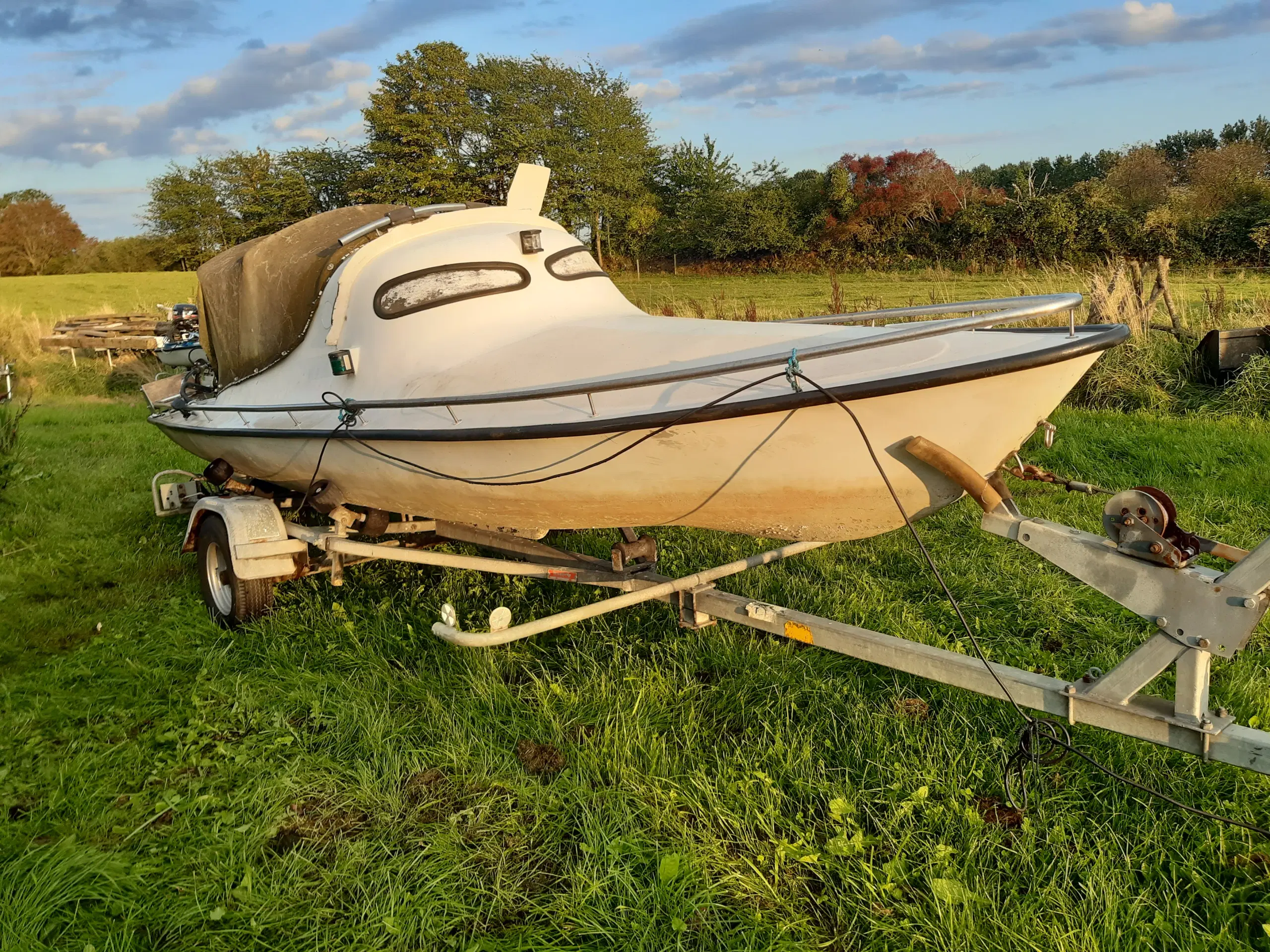 Mopa inkl Evinrude motor og Brenderup bådtrailer