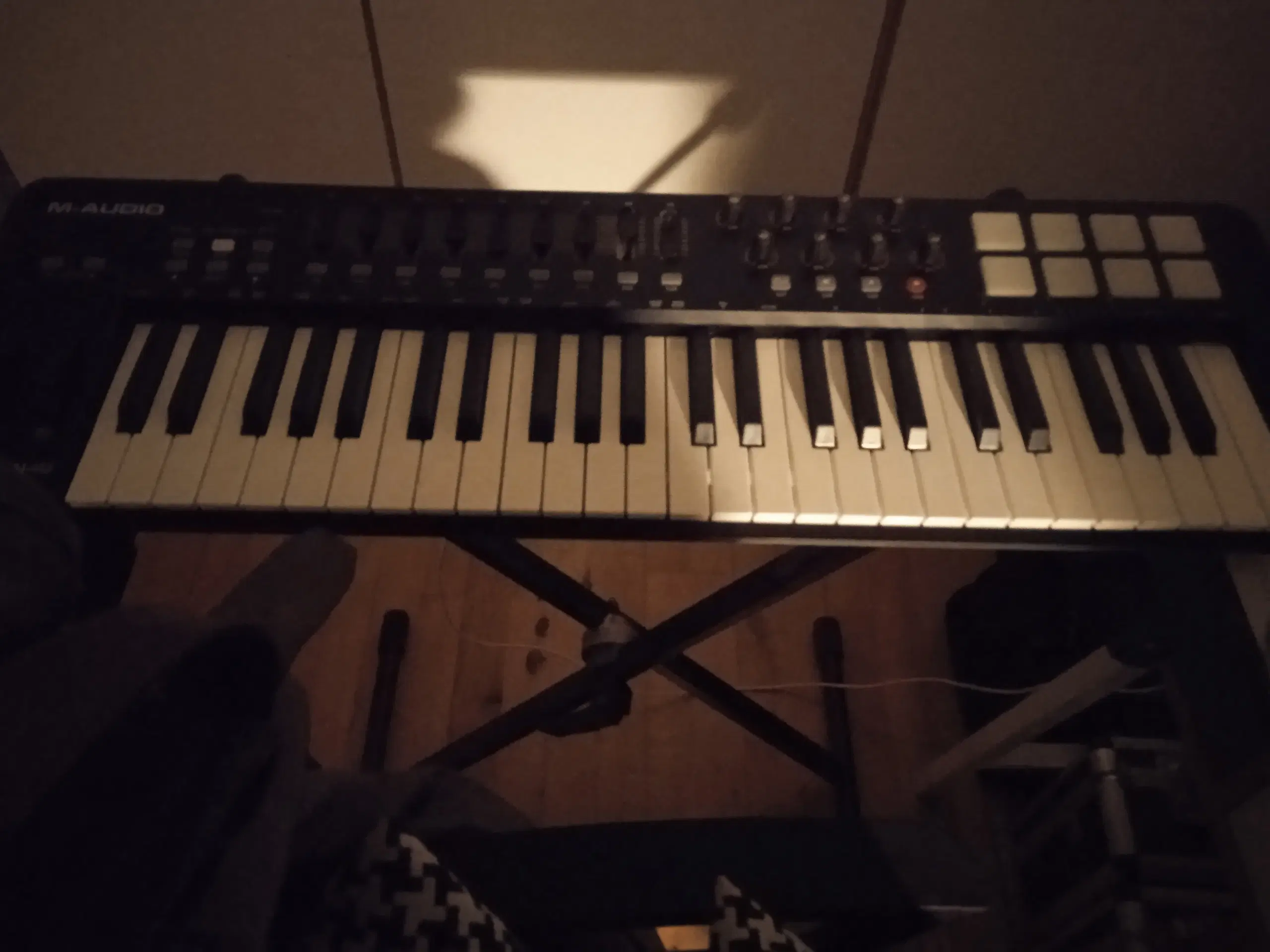 Midi keyboard sælges