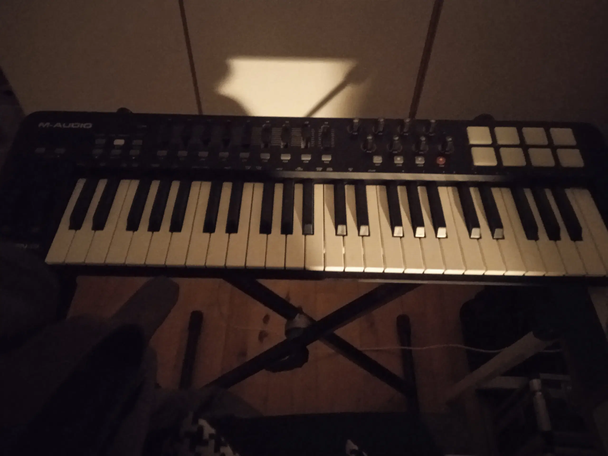 Midi keyboard sælges