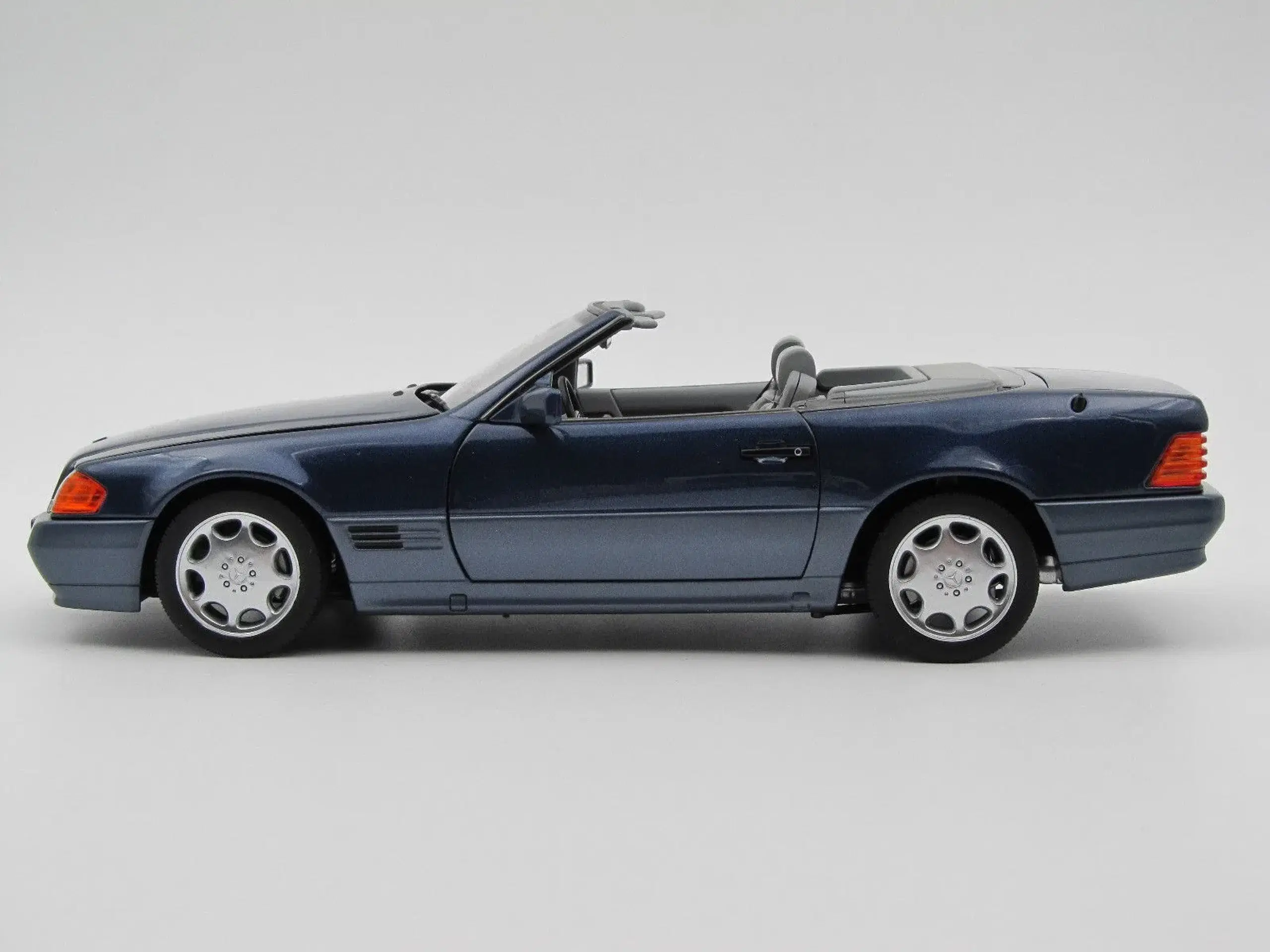 1989 Mercedes 500 SL Type: R129  - 1:18