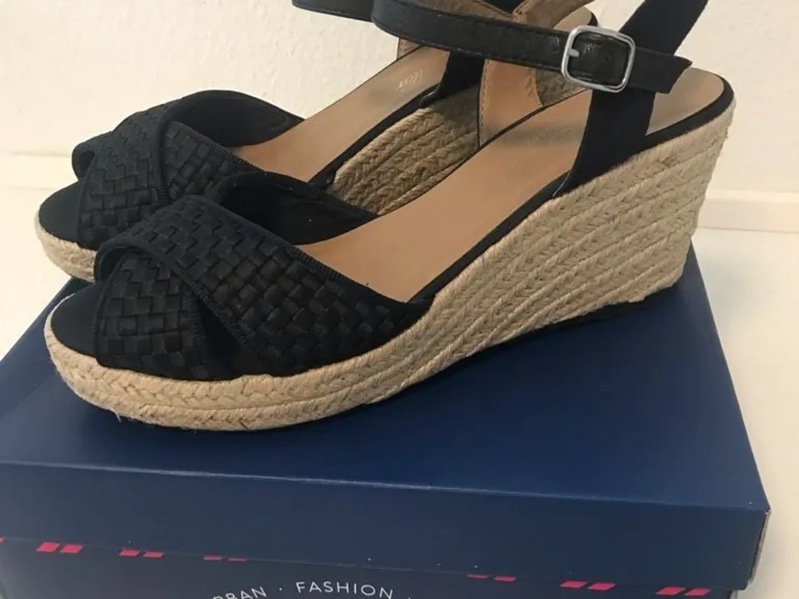 Sandaler med kilehæl