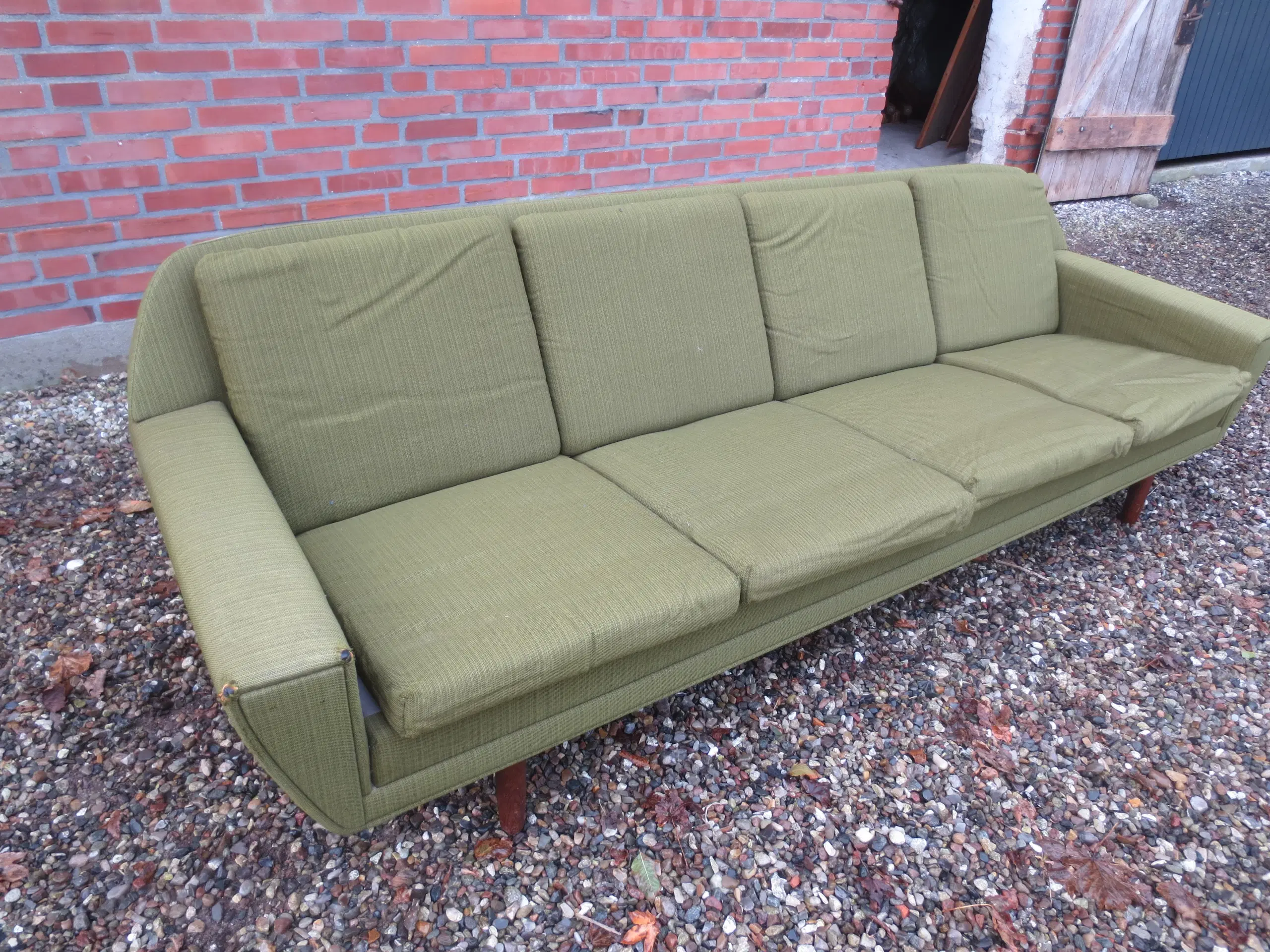 1 stk Retro 4 personers sofa med Teak ben