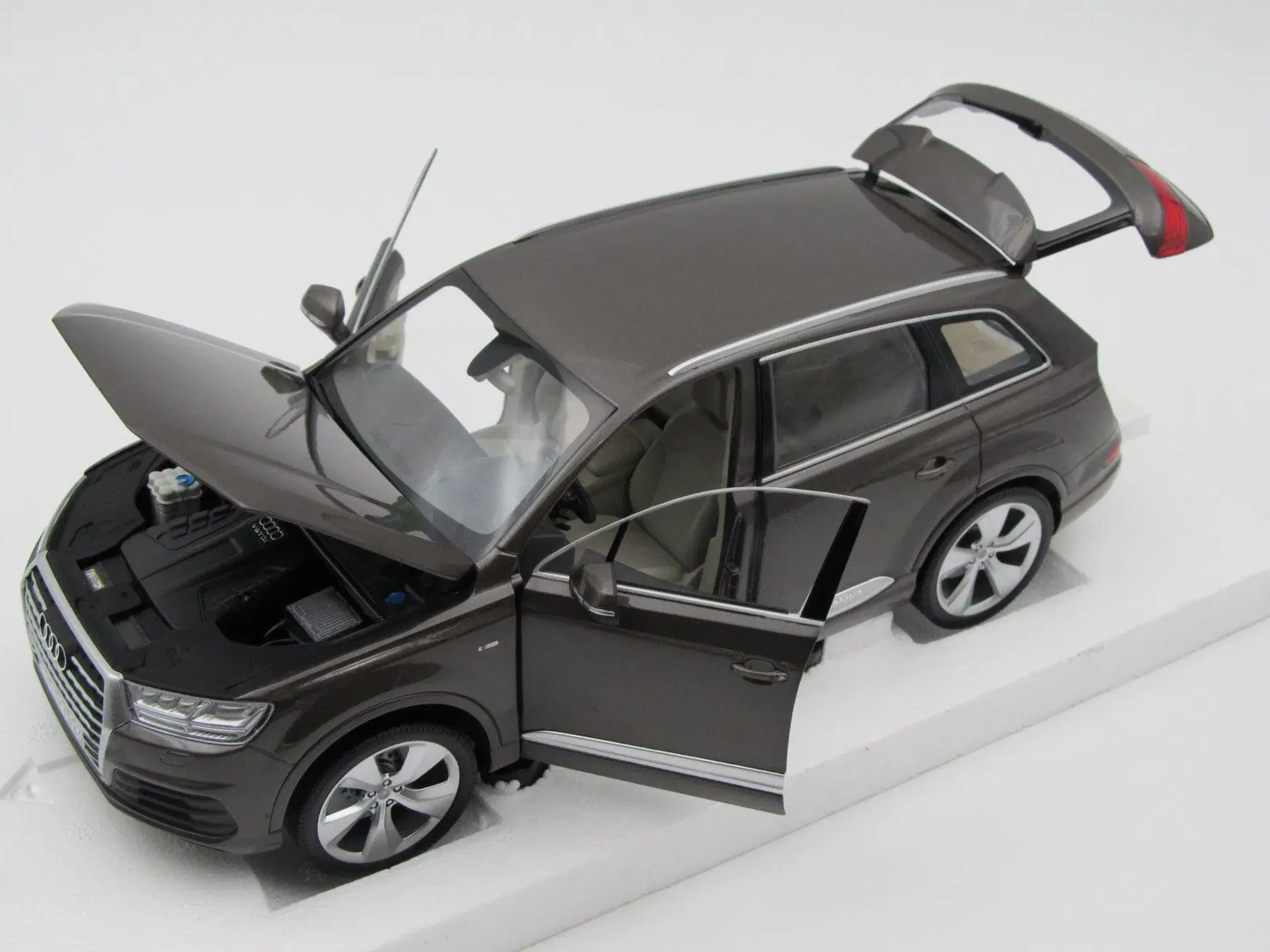 2015 Audi Q7 1:18 - MINICHAMPS