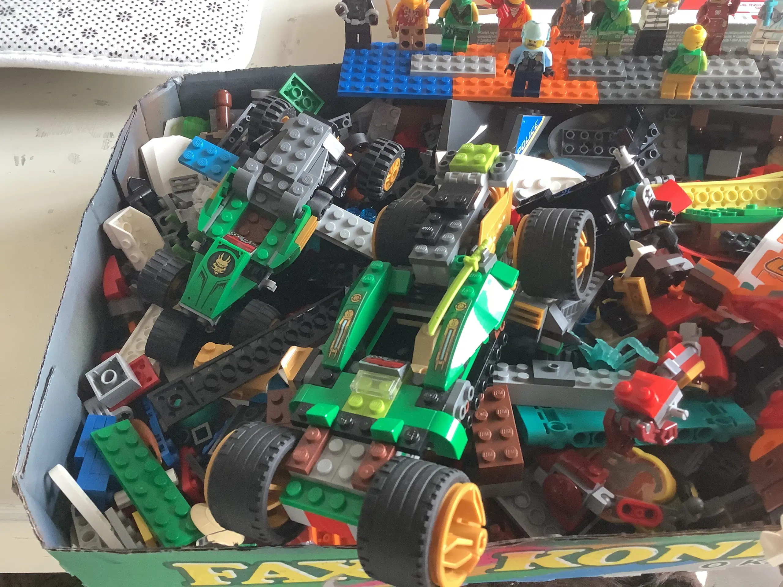 Stor Lego lot Med bla 14 minifigurer