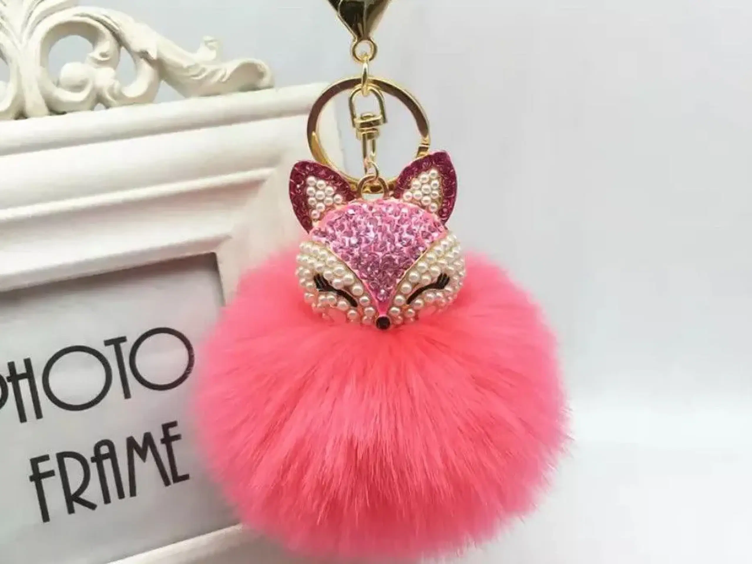 Nøglering keyhanger med pompon pom pom i pels