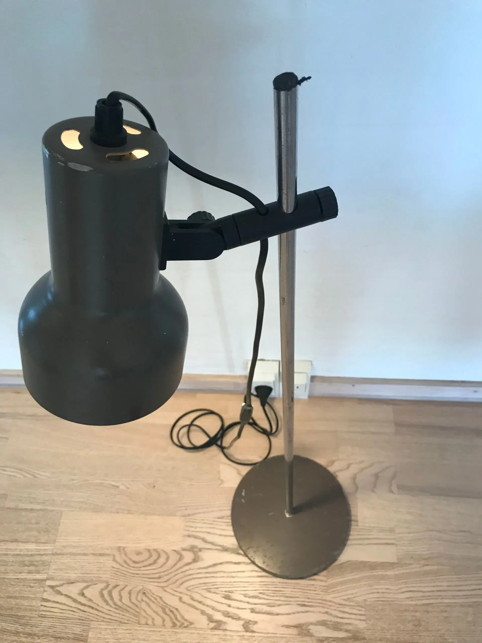 Grålig standerlampe / gulvlampe (retro)