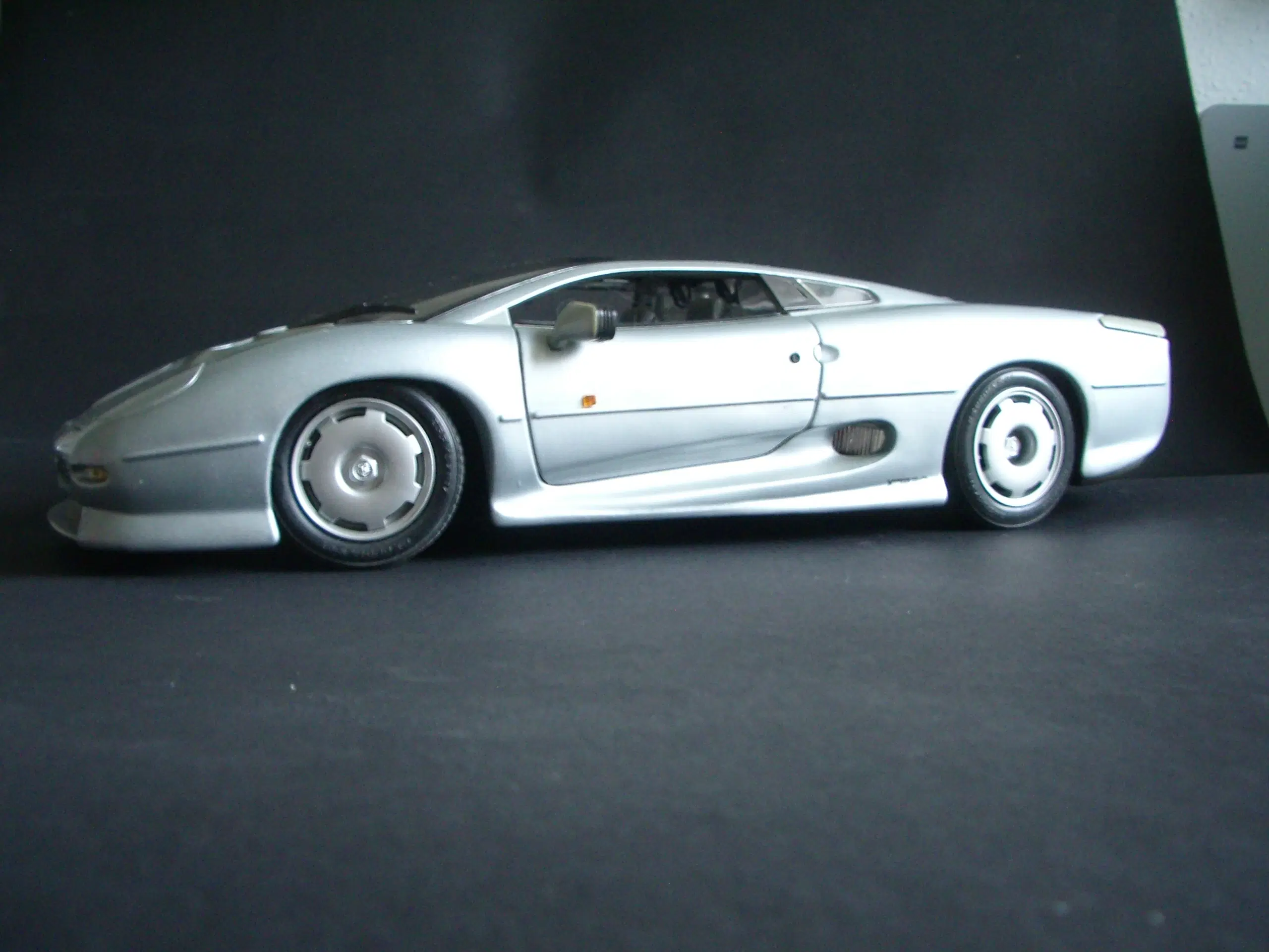 Jaguar XJ 220 1:12