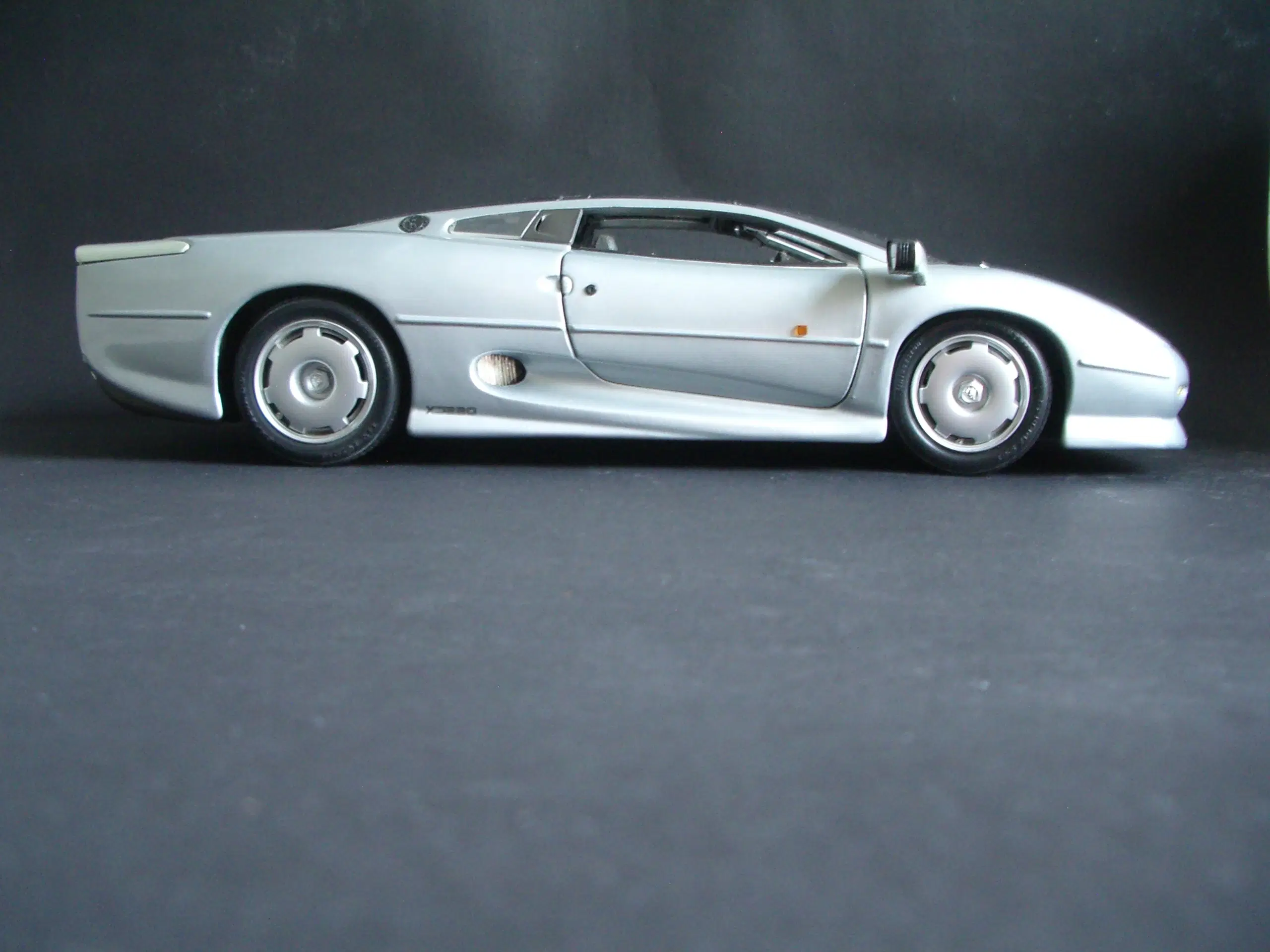 Jaguar XJ 220 1:12