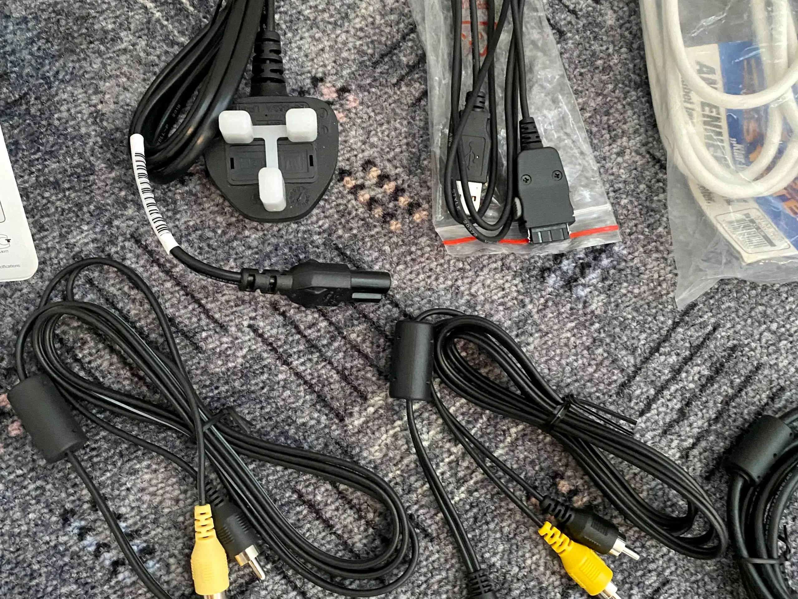 Diverse kabler connectors opladere og mus