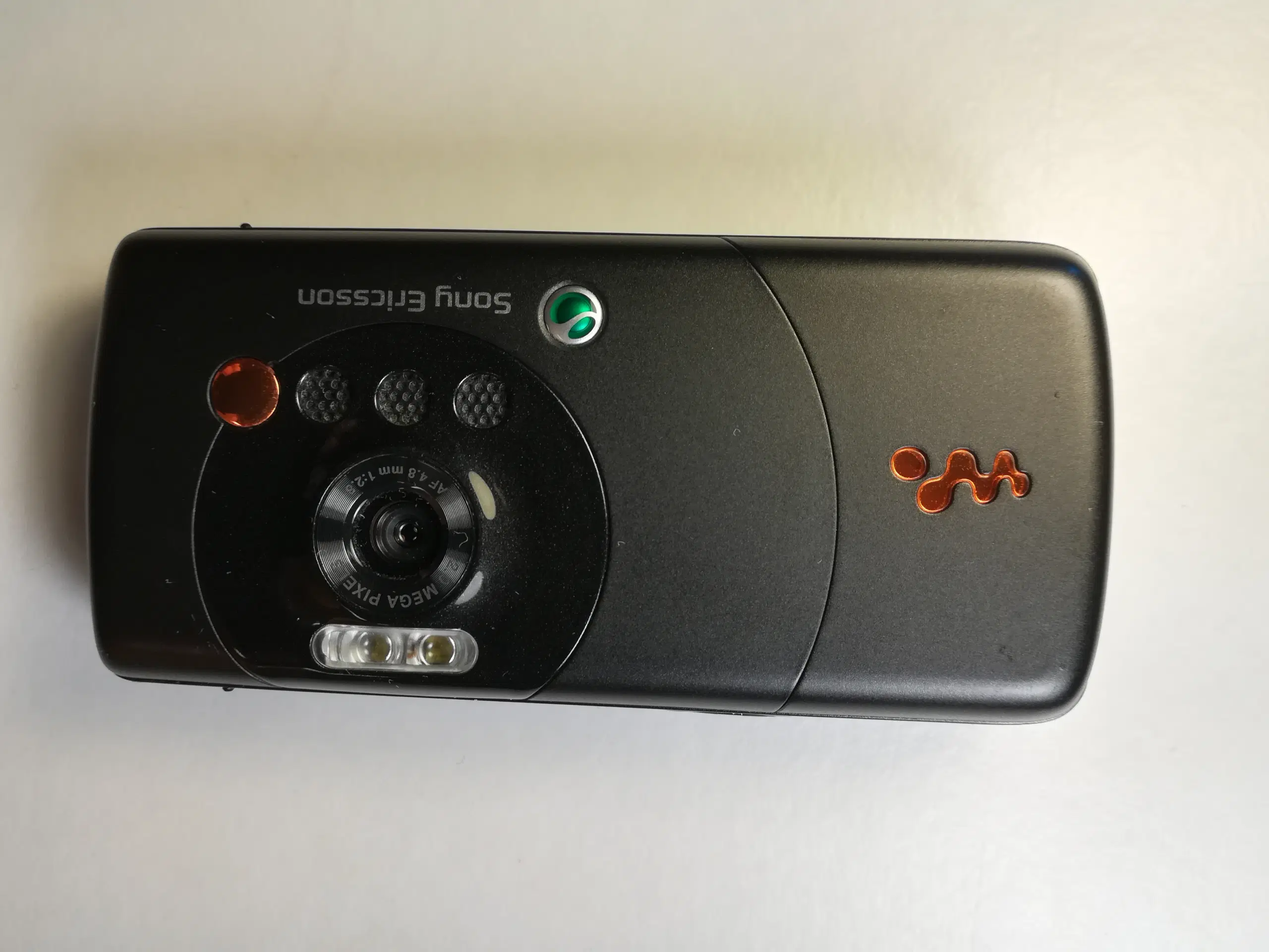 Sony Ericsson W810i walkman/mobiltelefon -velholdt