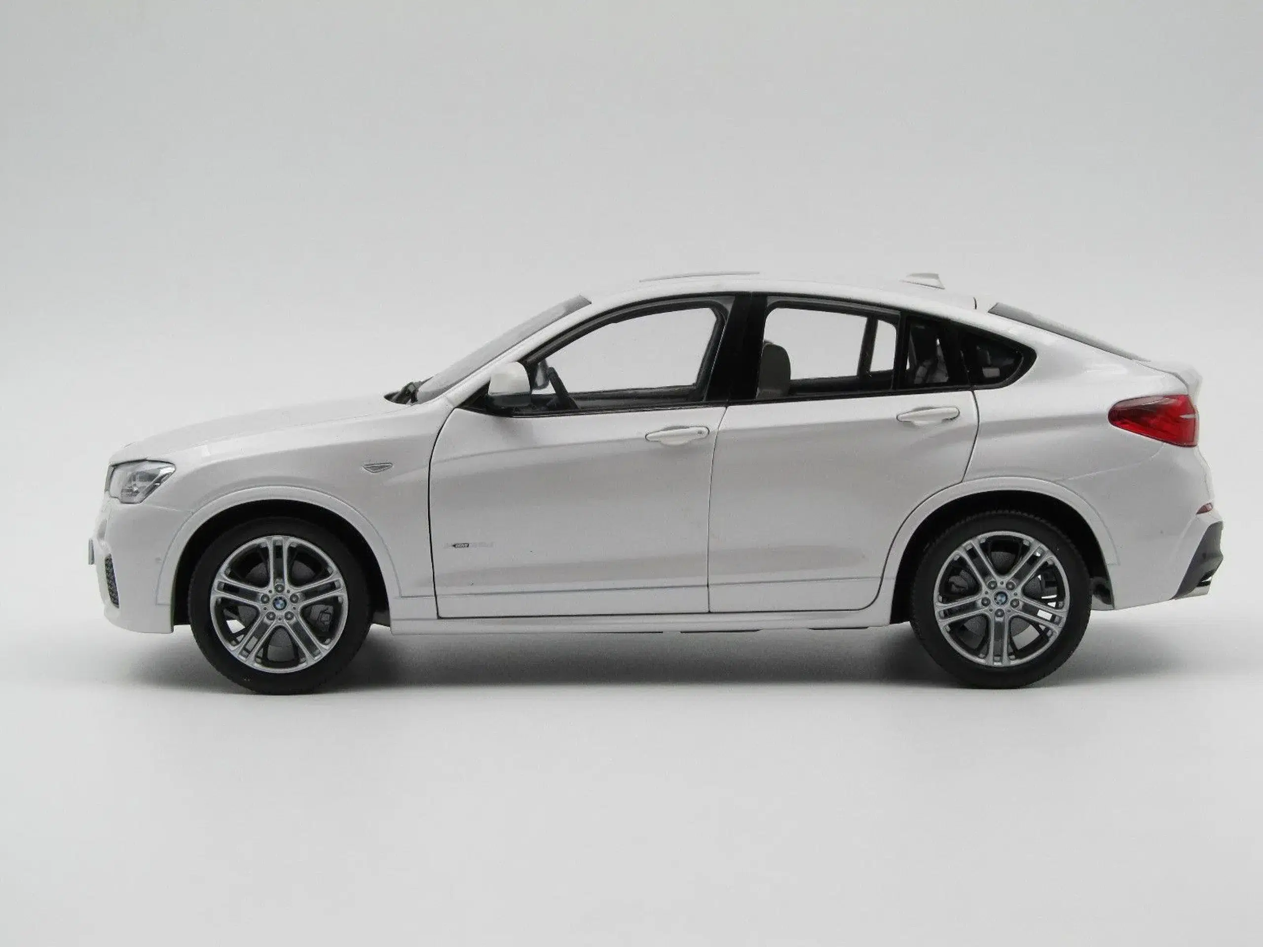 2015 BMW X4 F26 1:18  BMW forhandler edition