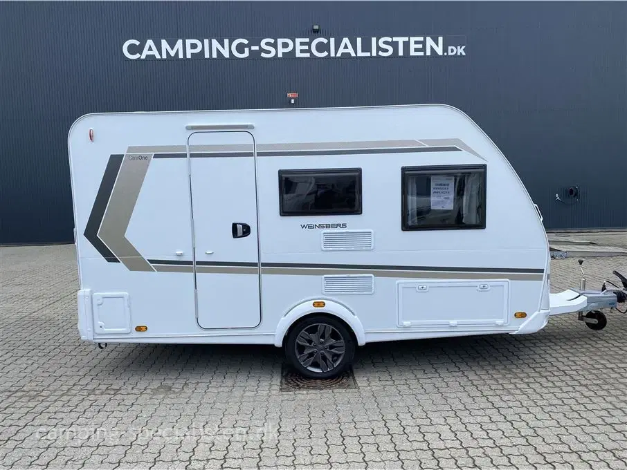 2024 - Weinsberg CaraOne 390 QD DK EDITION    WEINSBERG - CaraOne 390 QD campingvogn 2024 kan nu opleves hos Camping-specialistendk i Silkeborg