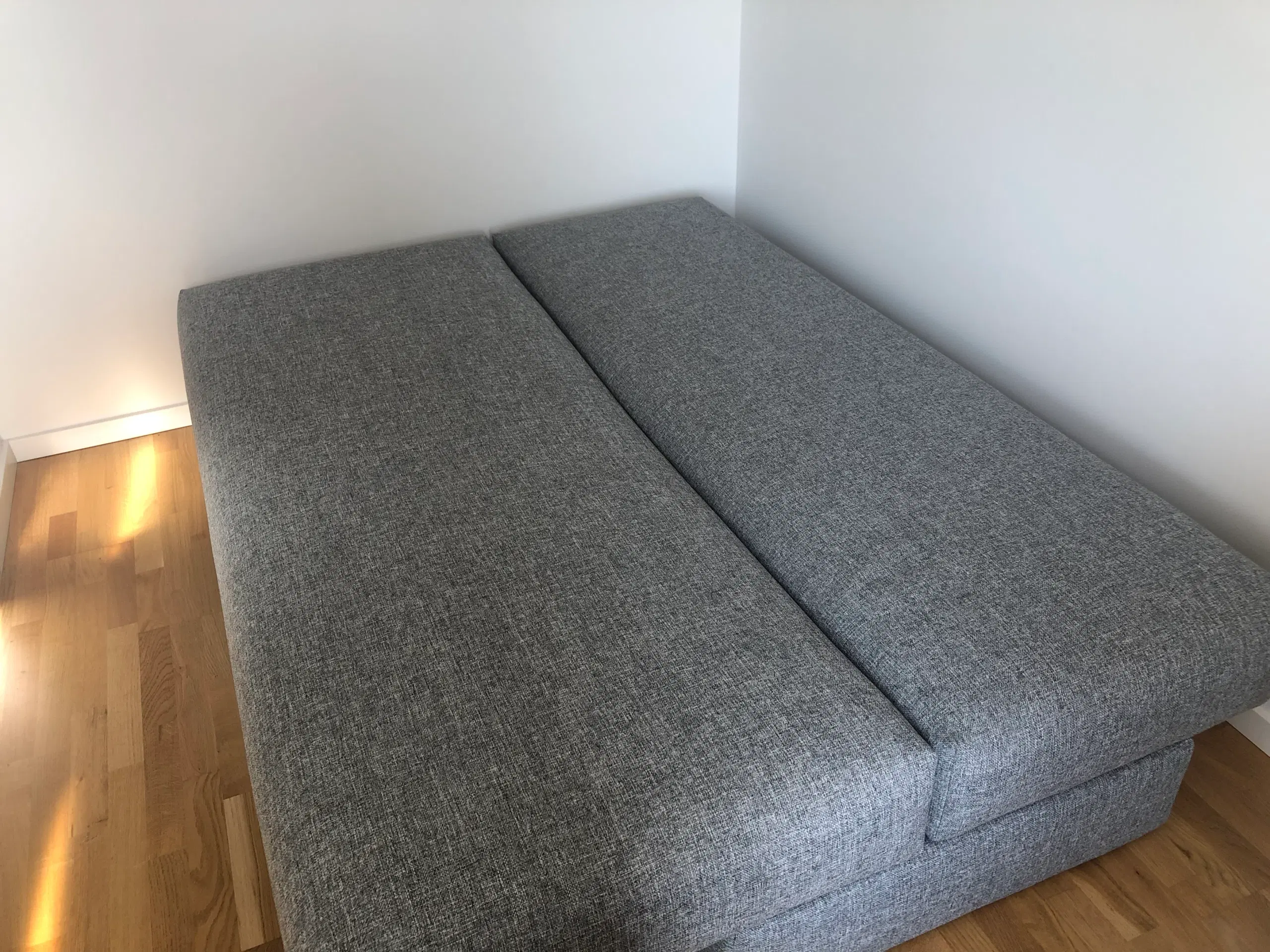 Sovesofa med opbevaring og topmadras