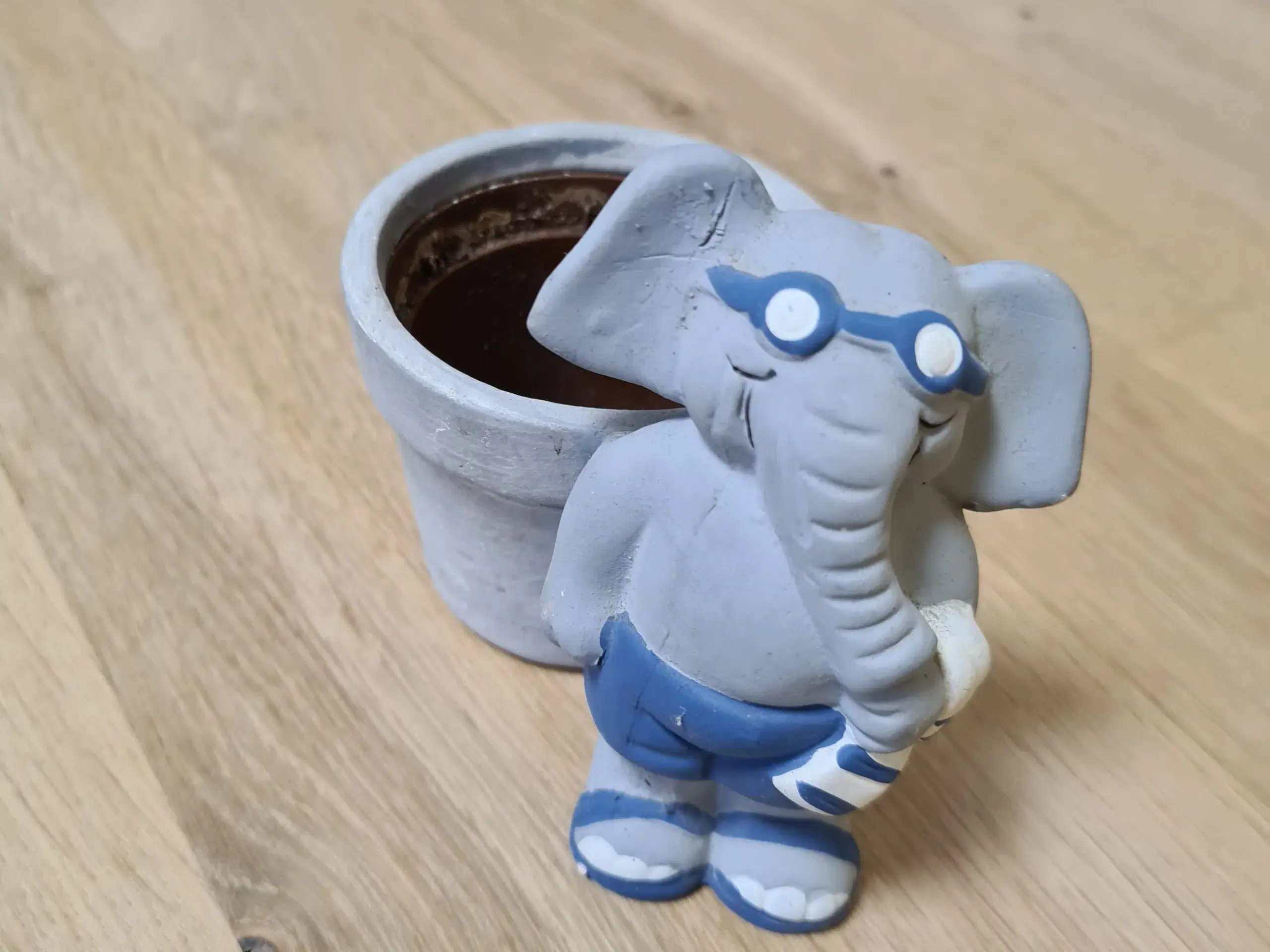 Potteskjuler med elefant