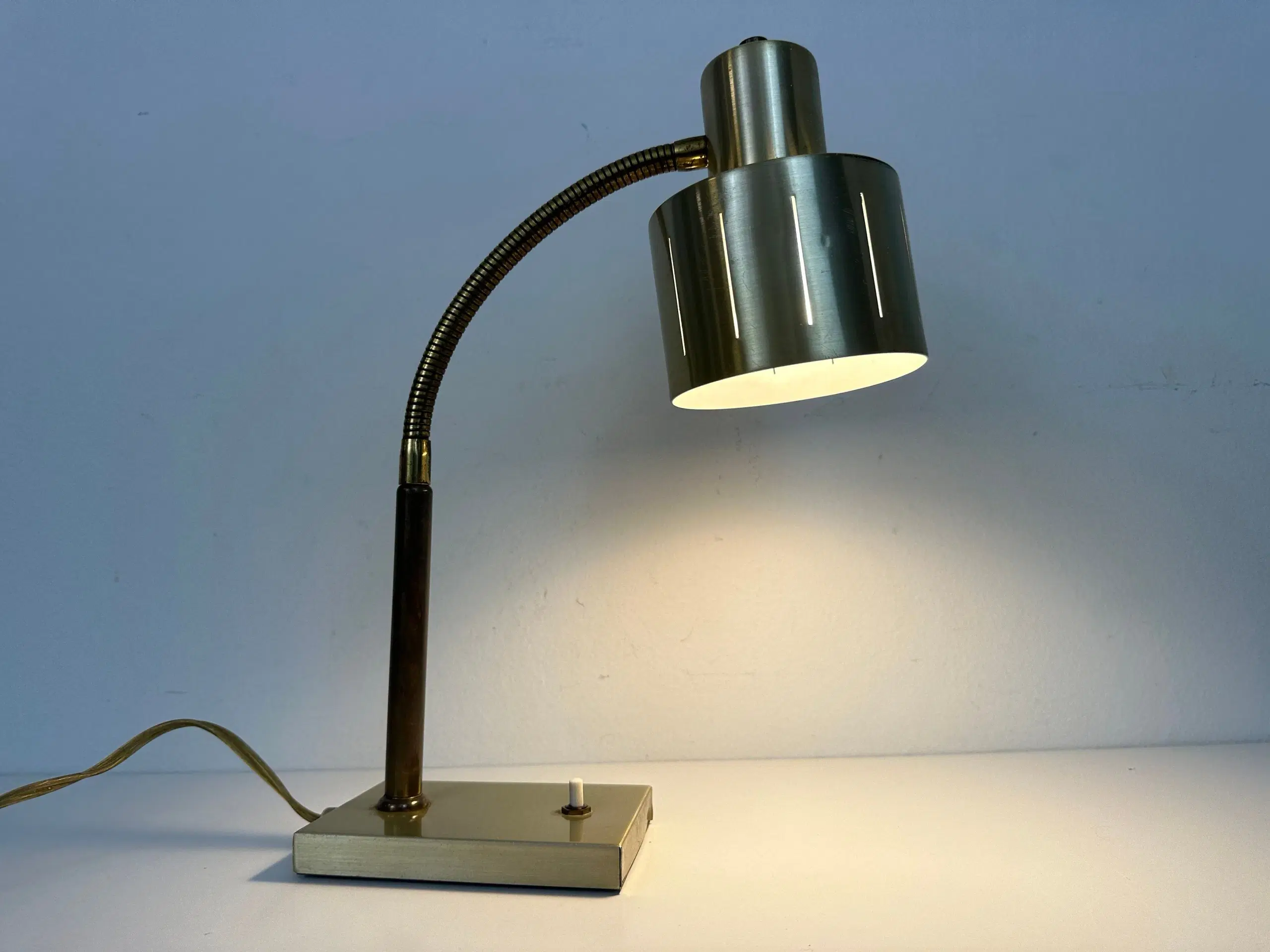 Skrivebordslampe / bordlampe i messing (retro)