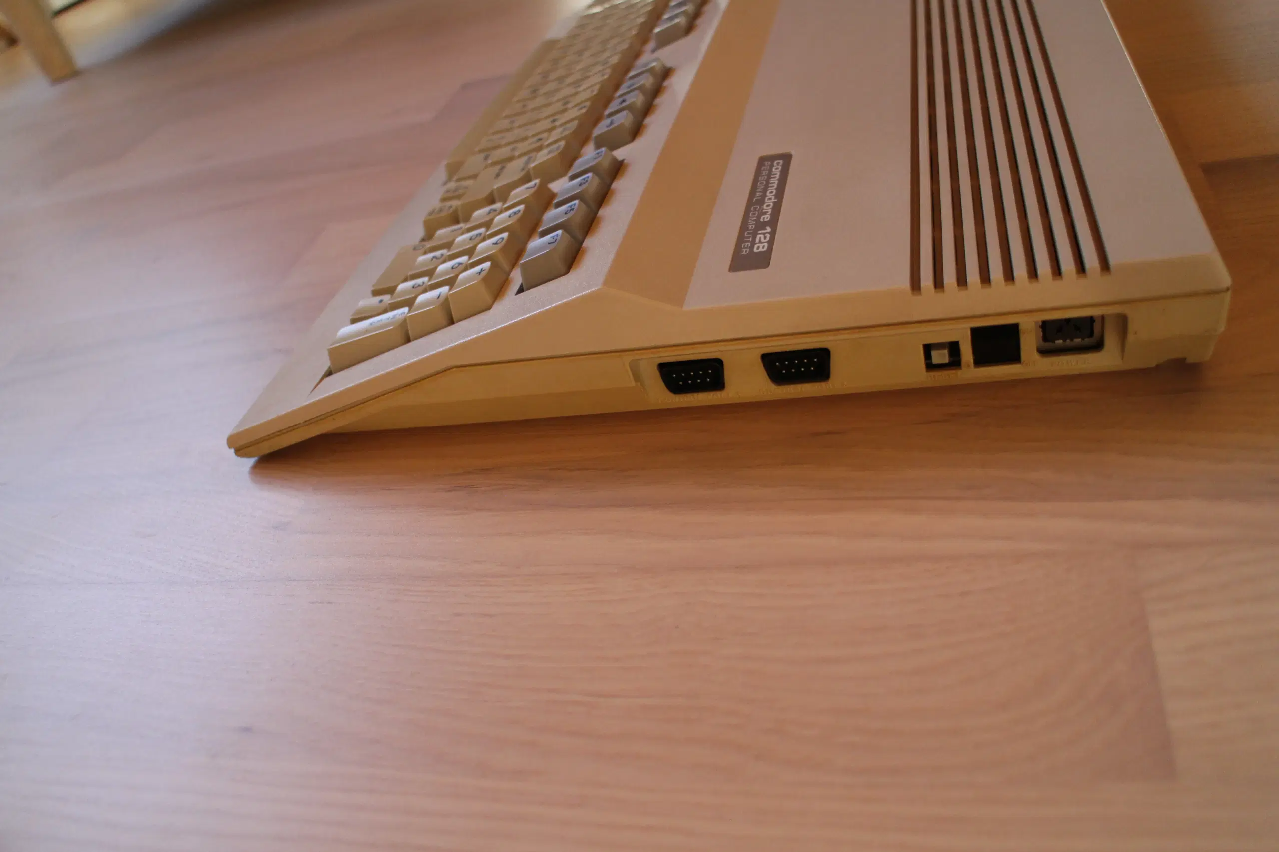 Commodore 128 uden tilbehør