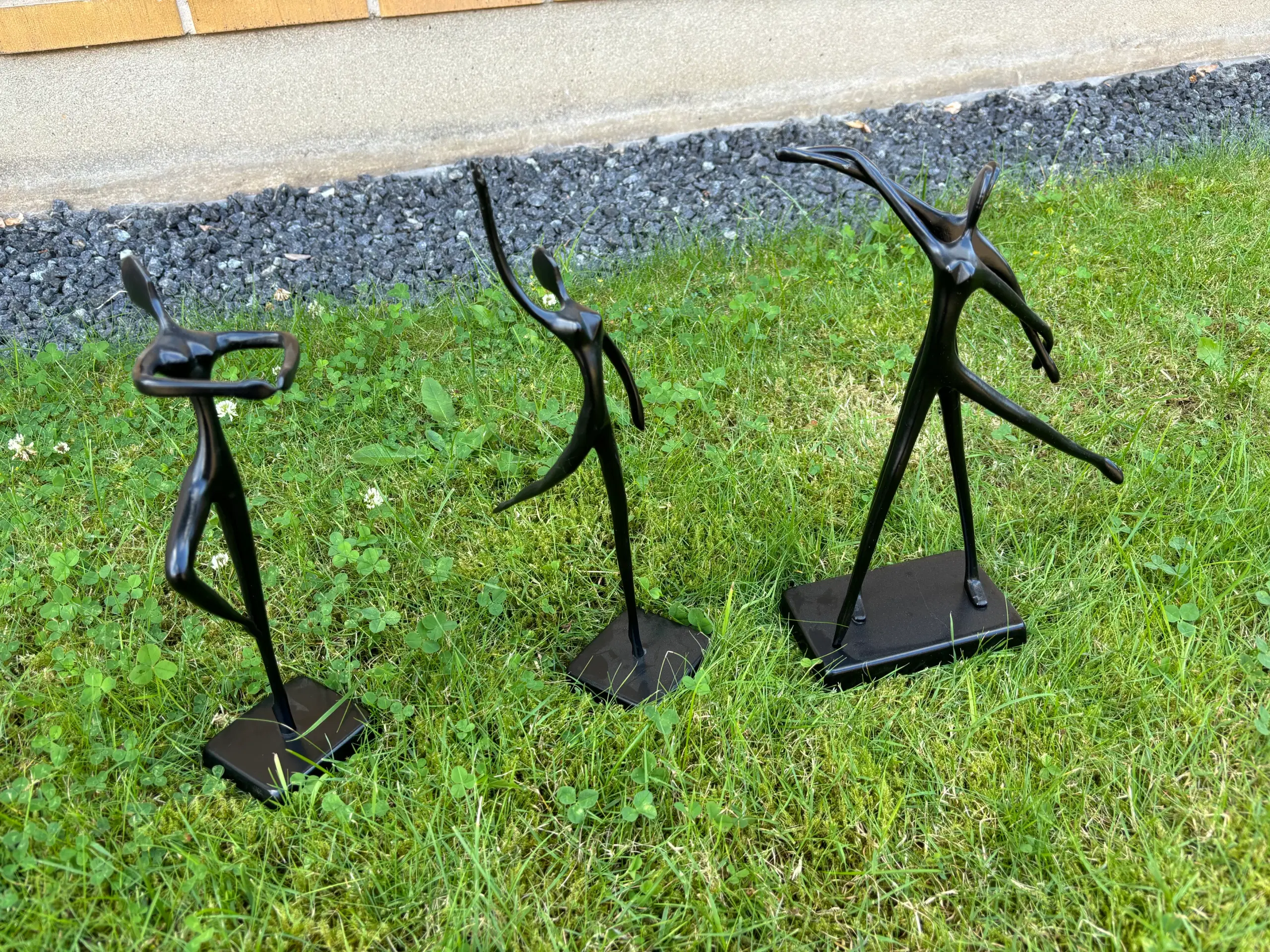 Dansende metalfigurer